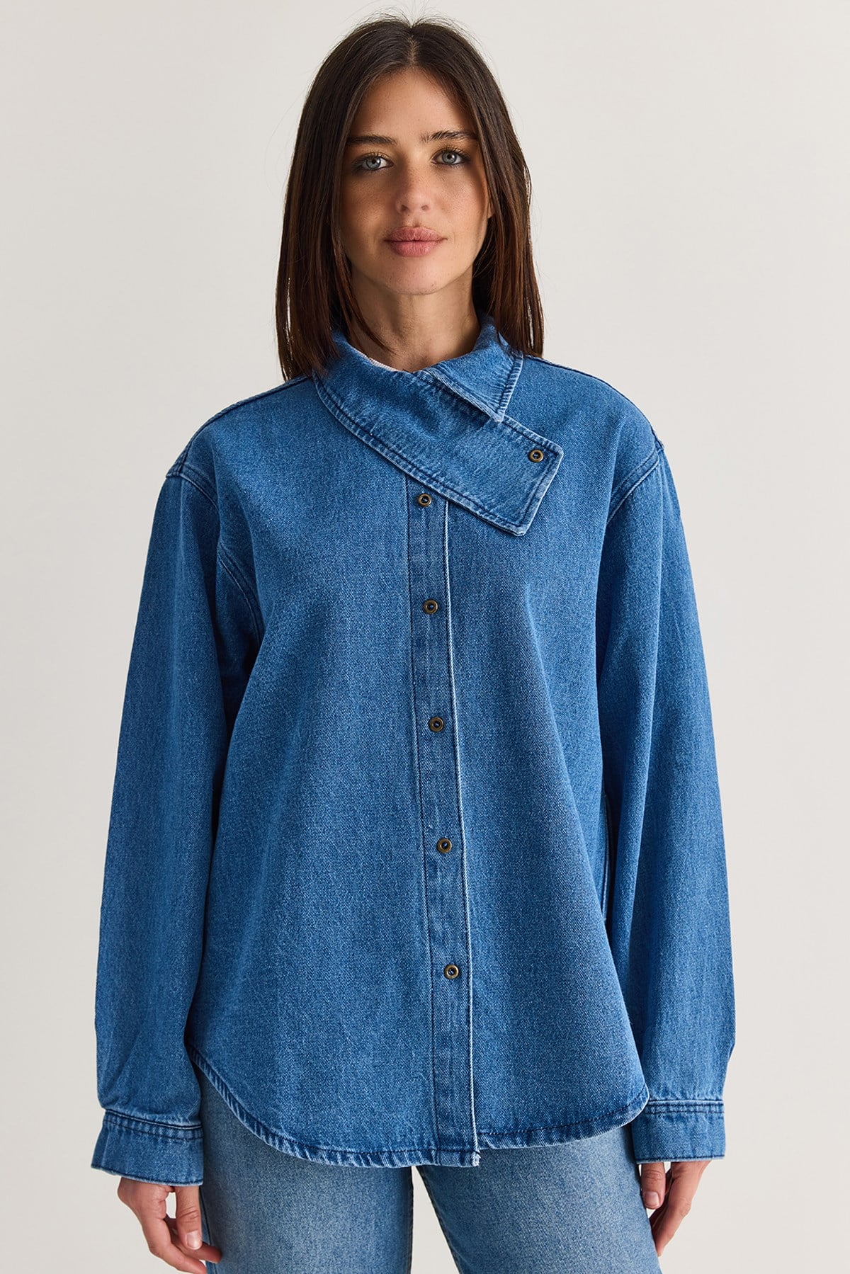 Kadın Asimetrik Yaka Düğmeli Oversize Denim Gömlek 2706 60286618 - Açık Mavi GÖMLEK modelleri