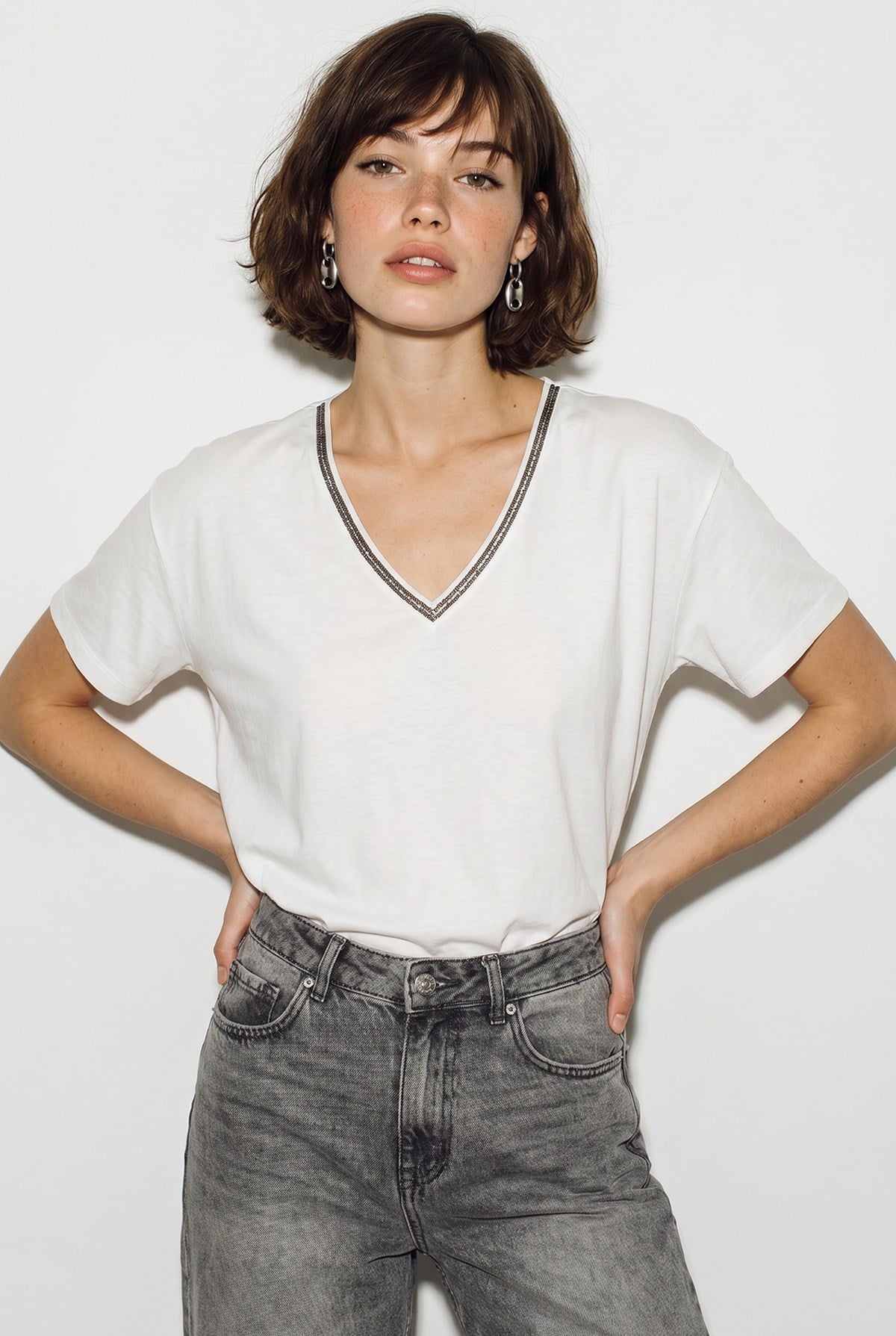 Kadın Boncuk İşlemeli V Yaka Basic Regular T-Shirt 60382616 - Beyaz T-SHİRT modelleri
