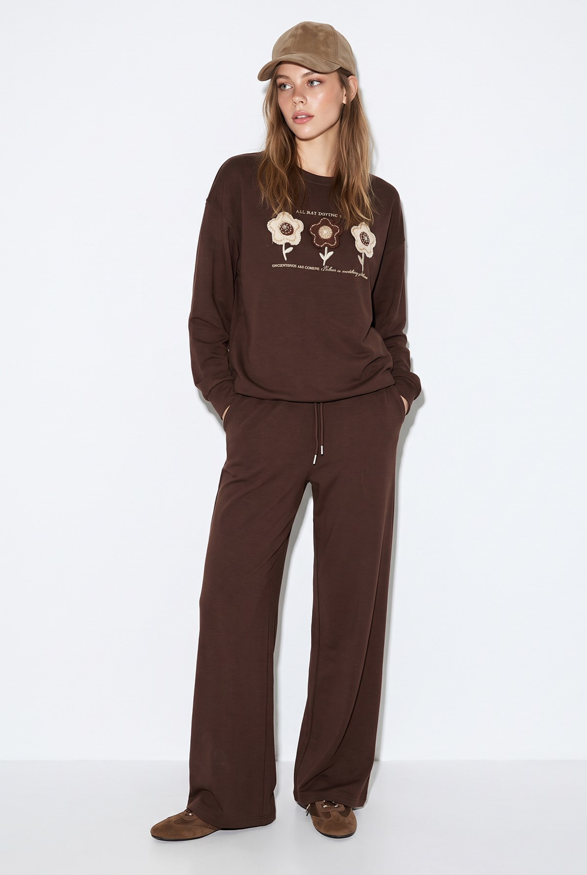 Kadın Boncuk ve Pul İşlemeli Çiçek Aplikeli Oversize Sweat Bol Pantolon Pamuk Modal Takım 2265 60286491 - Acı Kahve ALT - ÜST TAKIM modelleri