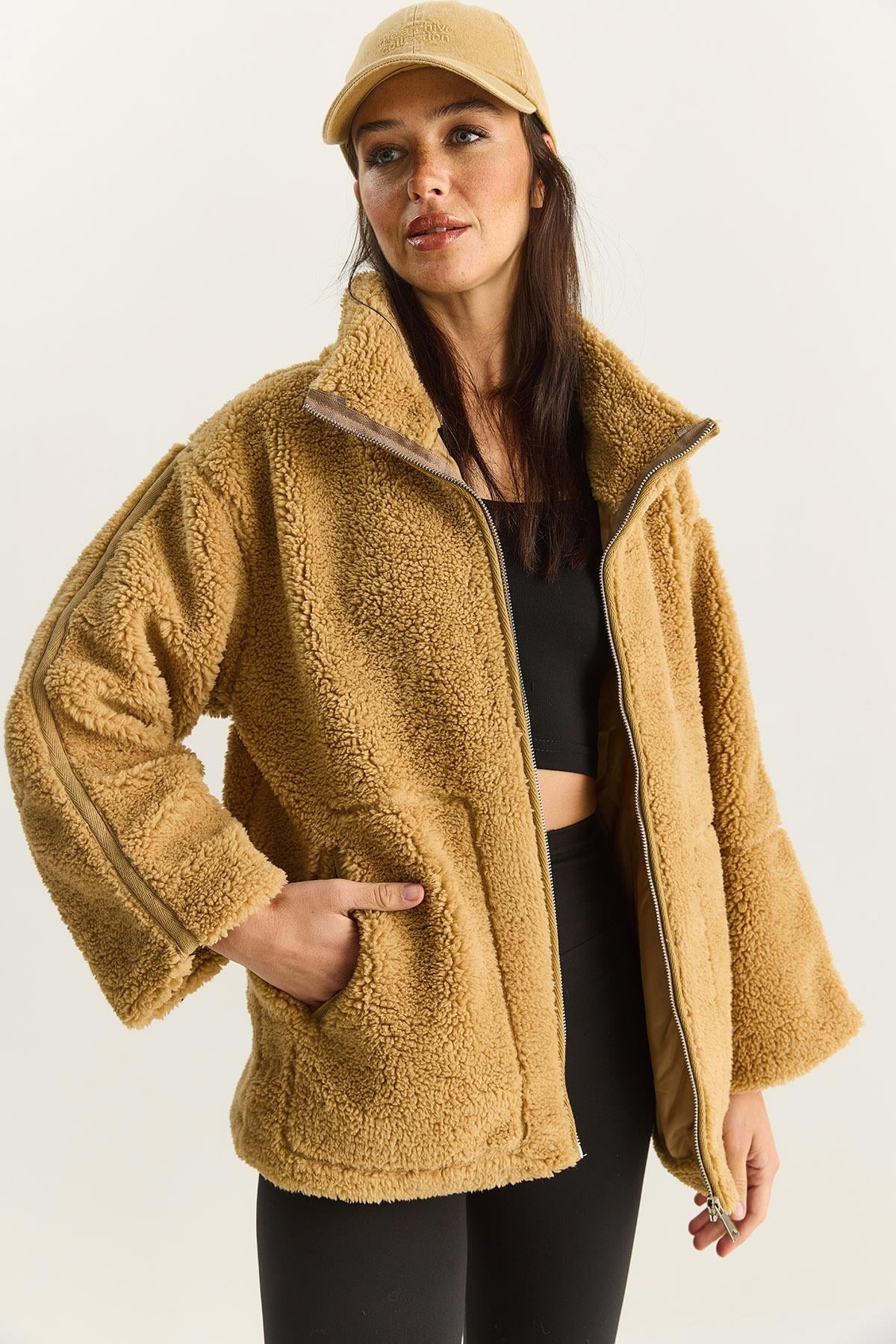 Kadın Cep Detaylı Fermuarlı Astarlı Dik Yaka Peluş Mont 60283631 - Camel DIŞ GİYİM modelleri