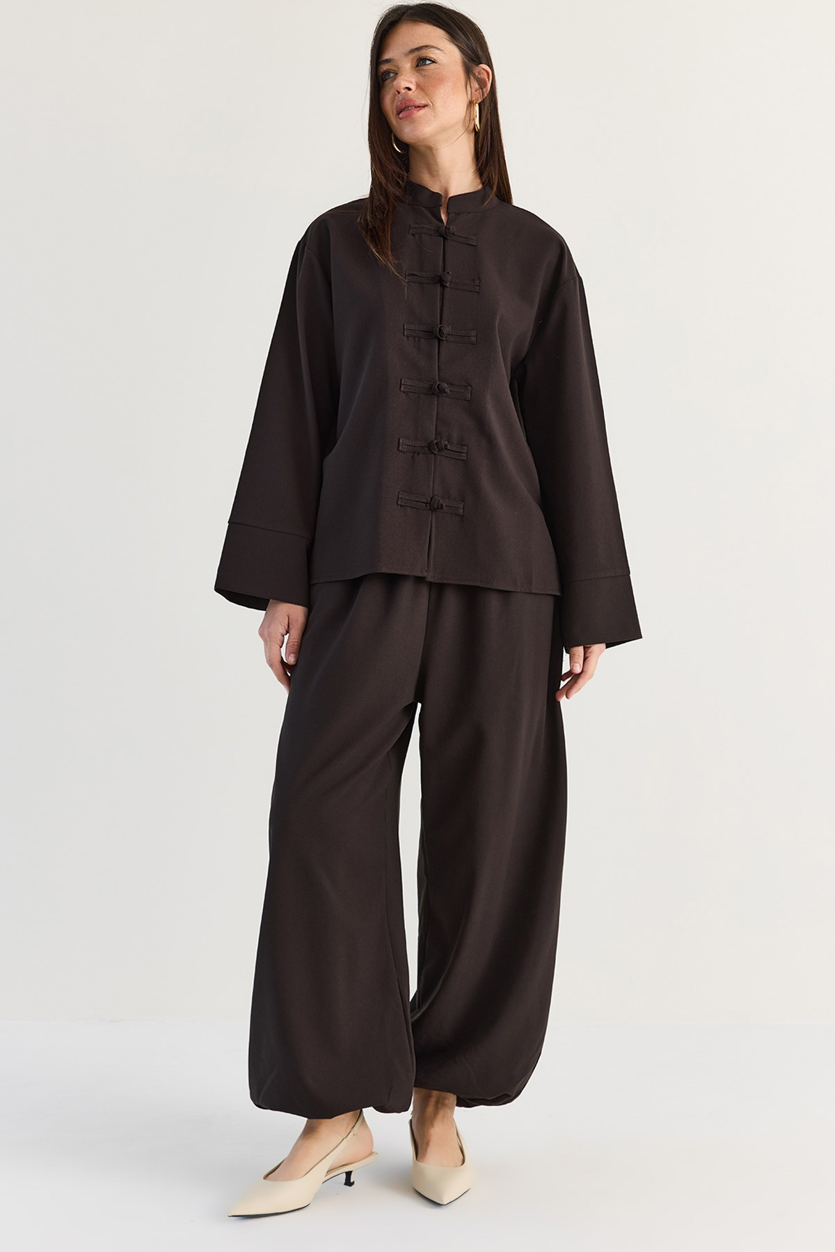 Kadın Çin Düğmeli Oversize Bluz Lastik Paça Şalvar Pantolon Takım 1118 60286546 - Acı Kahve ALT - ÜST TAKIM modelleri
