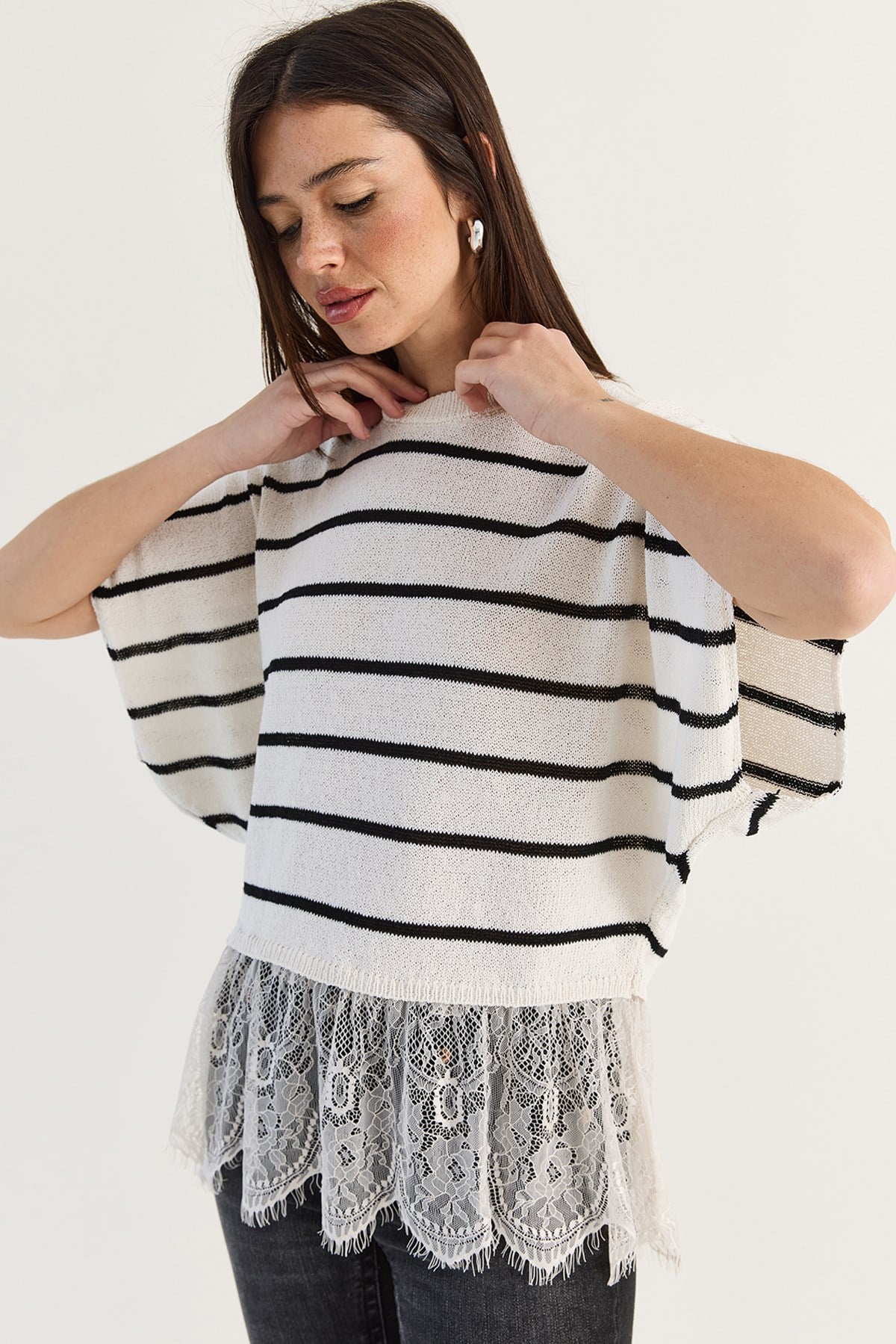 Kadın Dantel Detaylı Yarım Balıkçı Yaka Yarasa Kol Oversize Triko Bluz TK261025 60286174 - Ekru-Siyah BLUZ modelleri