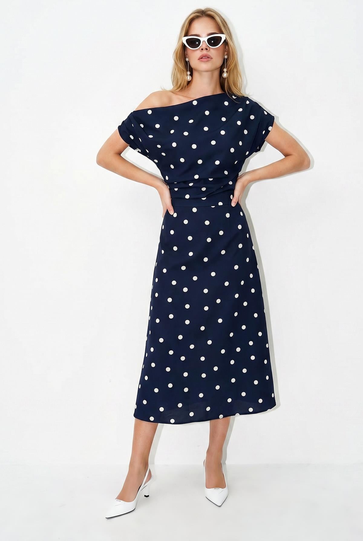 Kadın Kayık Yaka Drape Detaylı Puantiyeli Midi Elbise 8708 60286184 - Lacivert-Ekru ELBİSE modelleri