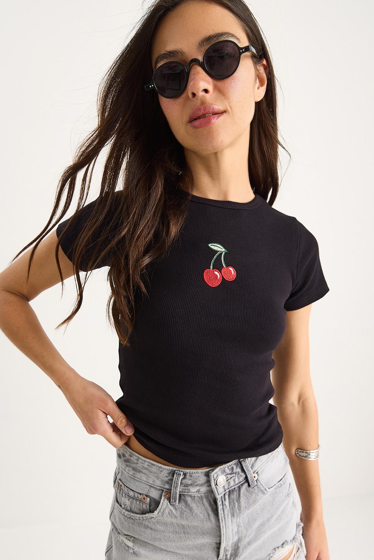 Kadın Kiraz Nakışlı Fitilli Basic Crop T-Shirt 4053 60283400 - Siyah