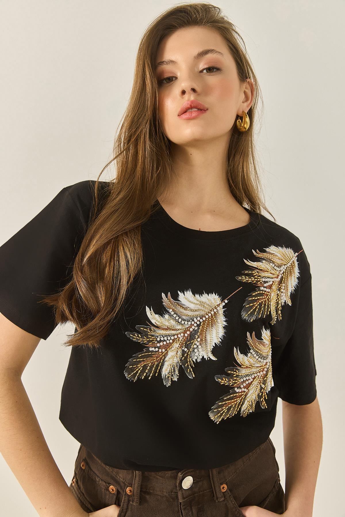 Kadın Omuzdan Yaprak Desenli Boncuk İşleme Detaylı Rahat Kalıp Pamuklu T-Shirt 1850 60283283 - Siyah