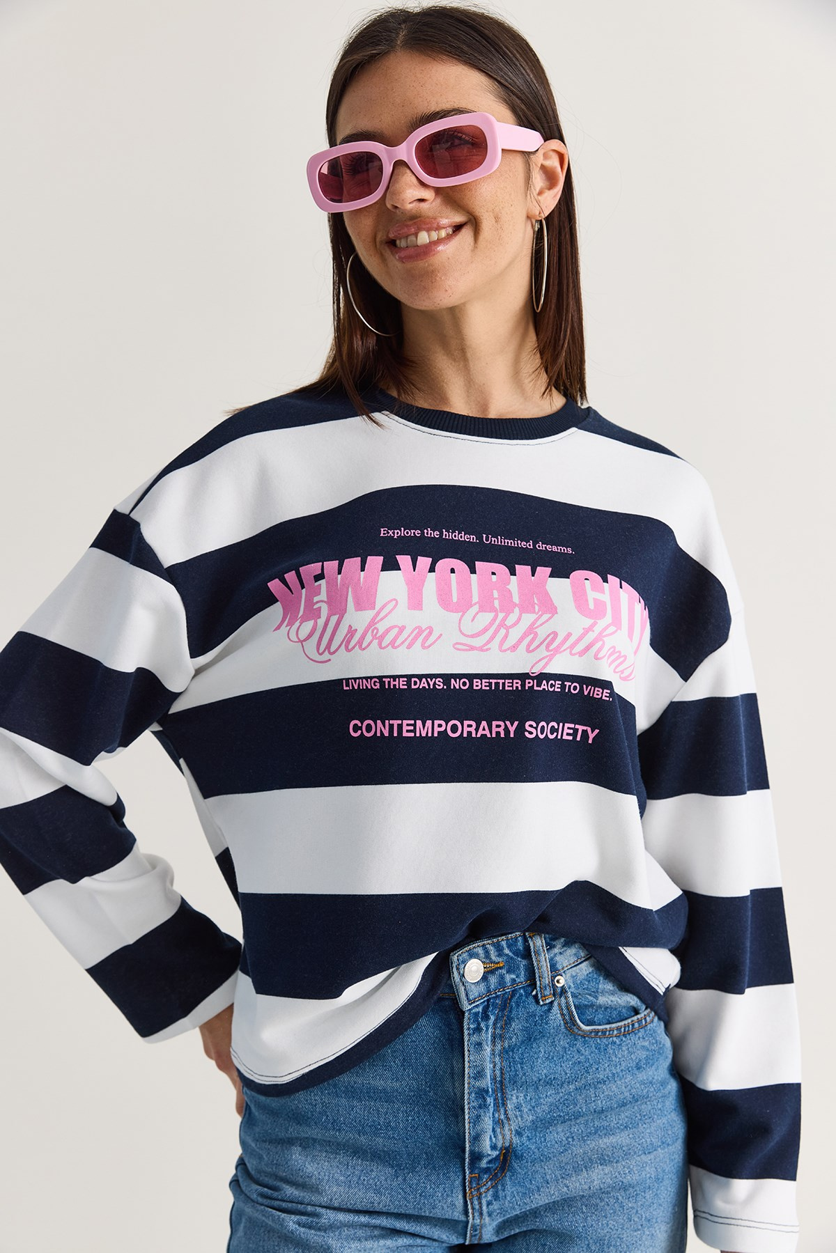 Kadın Oversize Çizgili New York Baskılı Sweatshirt MB9575 60286590 - Beyaz-Lacivert SWEATSHİRT modelleri