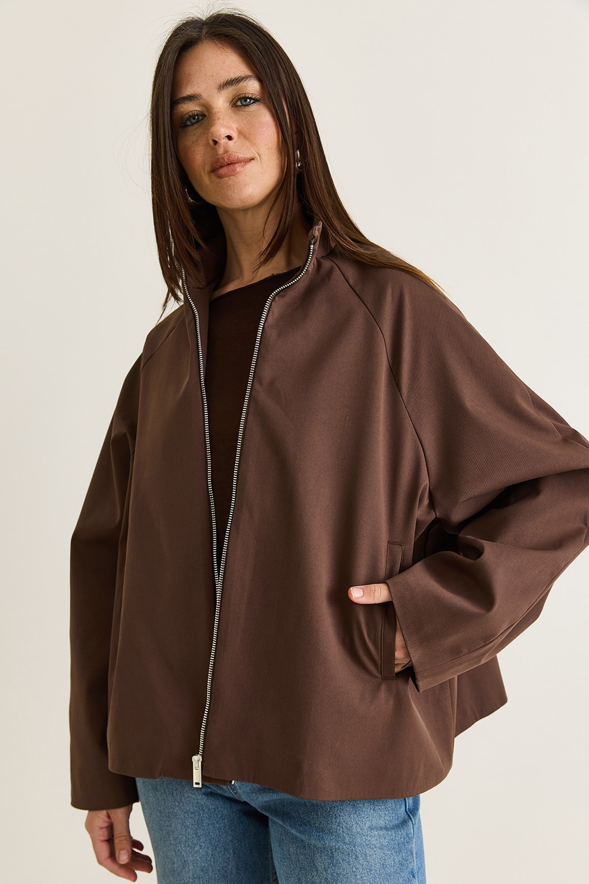 Kadın Oversize Dik Yaka Fermuarlı Reglan Kol A Kesim Kısa Trençkot 2100 60286511 - Kahverengi DIŞ GİYİM modelleri