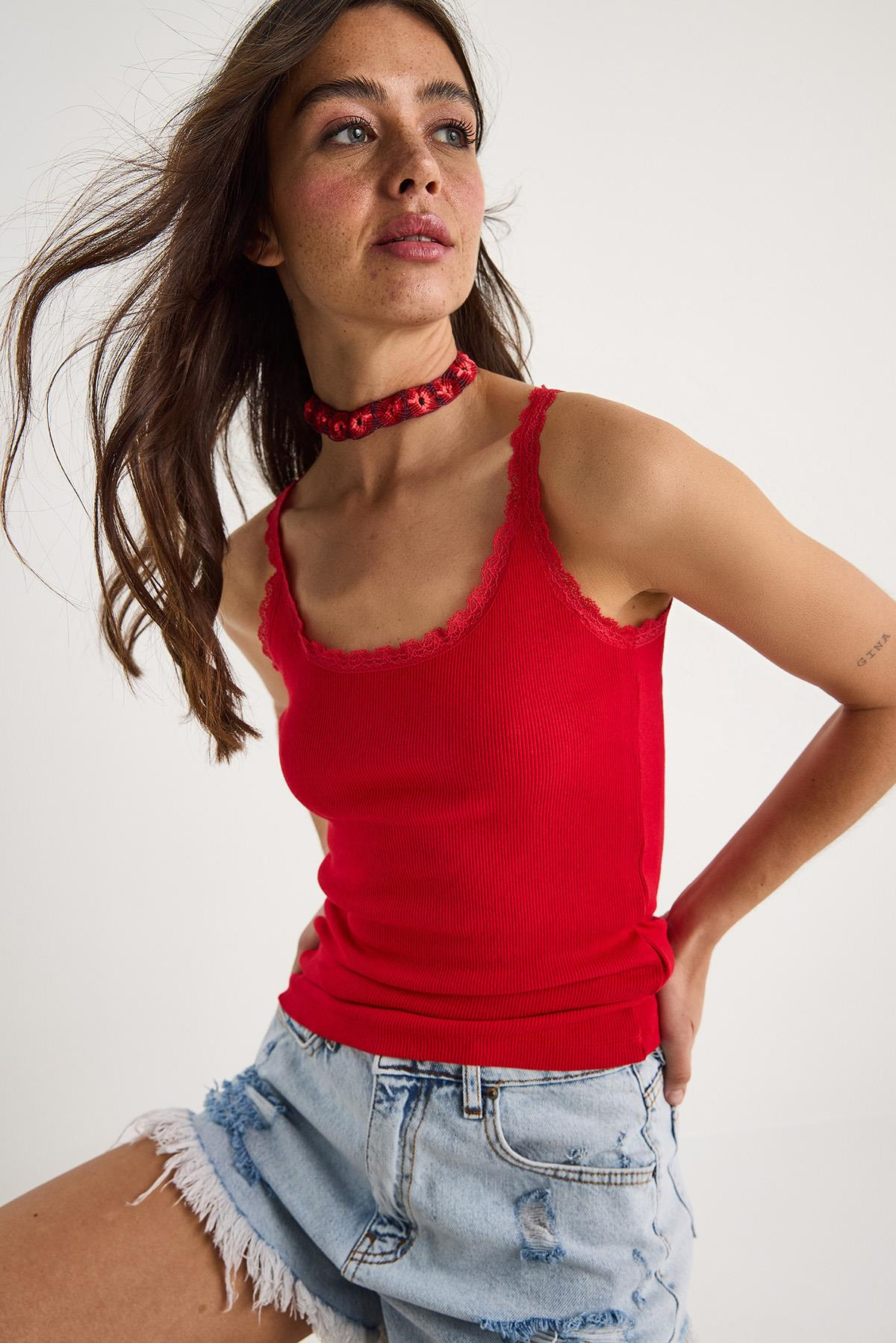 Kadın Regular Fit Normal Kalıp Pamuklu Dantel Detalı Ince Askılı Oyuk Yaka Atlet 60602043 - Kırmızı