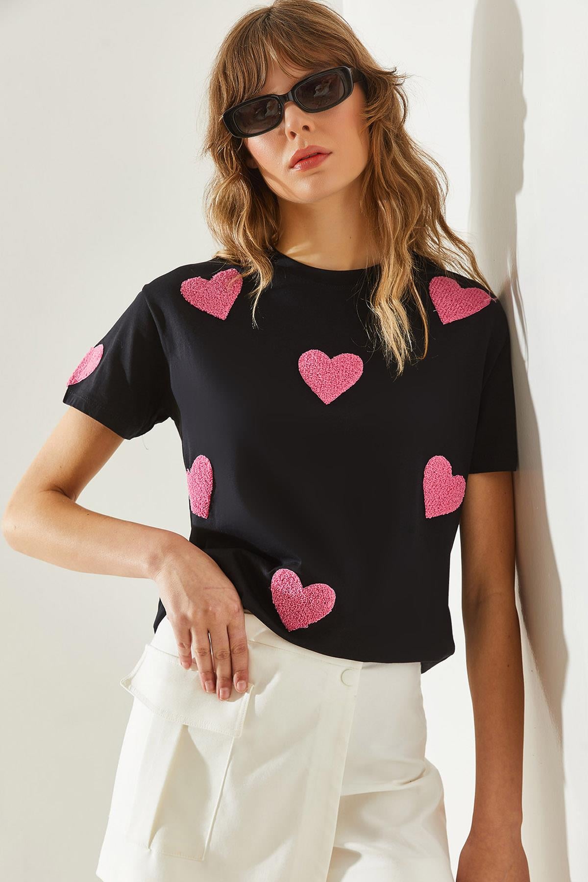 Kadın Süzene Kalp Nakışlı Basic T-Shirt 60251208 - Siyah T-SHİRT modelleri