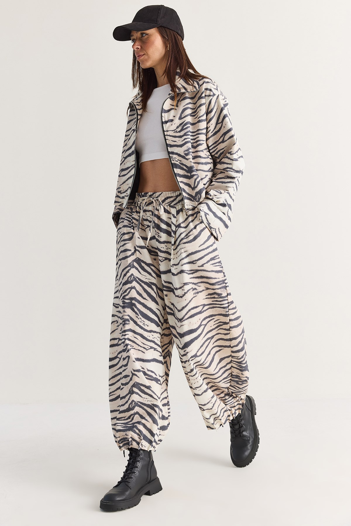 Kadın Zebra Desenli Astarlı Fermuarlı Oversize Ceket Şalvar Kesim Pantolon Takım 4231 60286762 - Ekru-Siyah ALT - ÜST TAKIM modelleri