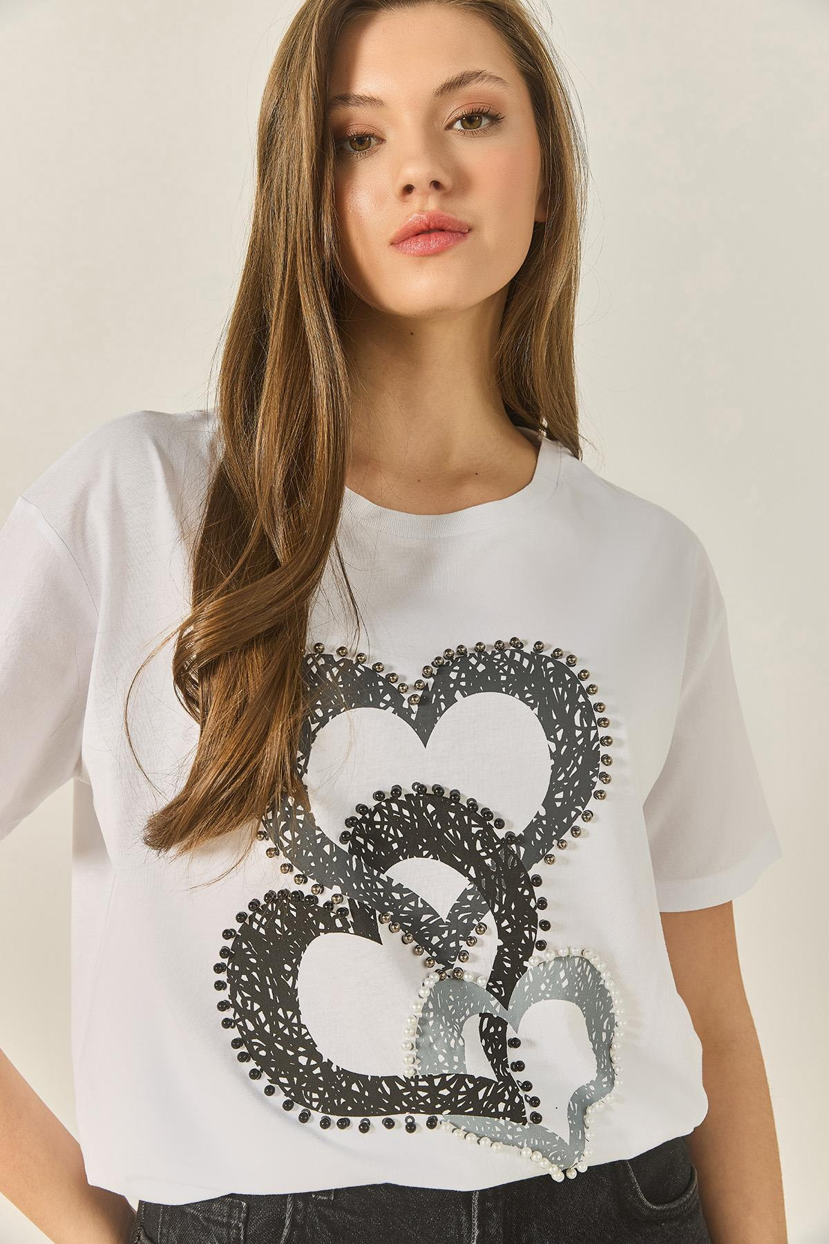 Kalp Baskılı Boncuk İşlemeli Normal Kalıp Pamuklu T-Shirt 8106 60283301 - Beyaz
