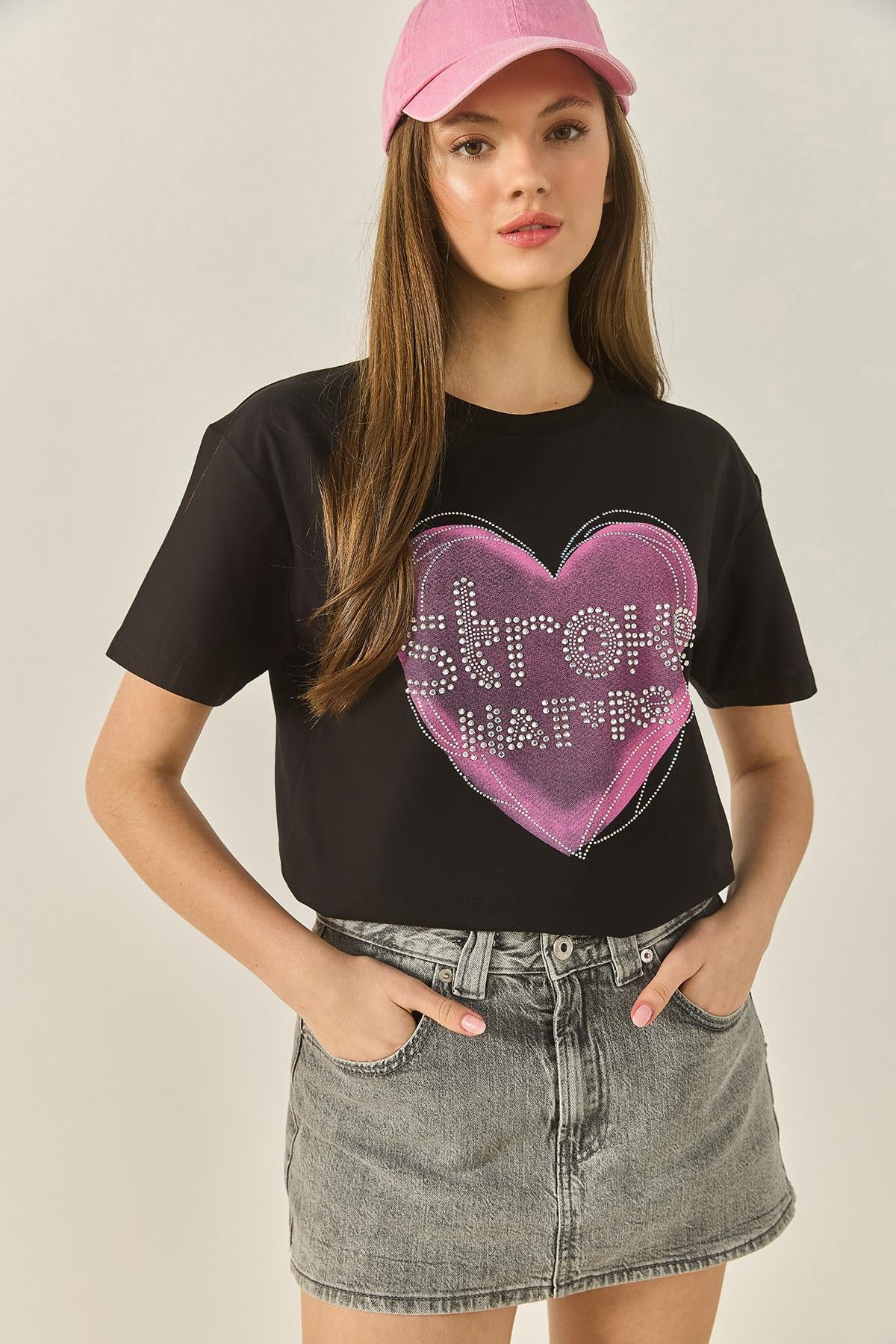 Kalp Baskılı Taş Detaylı Normal Kalıp Pamuklu T-Shirt 8133 60283303 - Siyah