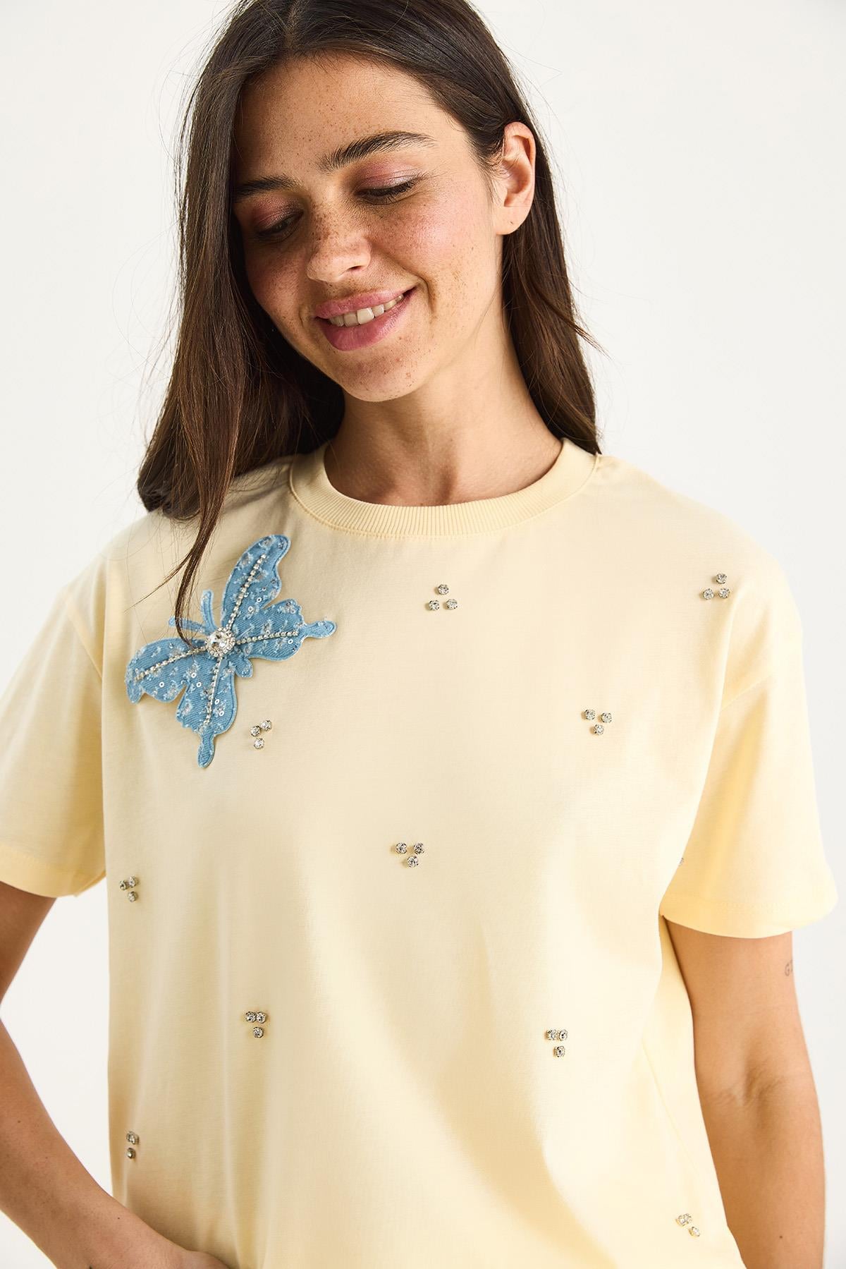 Kelebek Aksesuarlı Taş İşlemeli Kısa Kollu T-Shirt 60602036 - Tereyağ