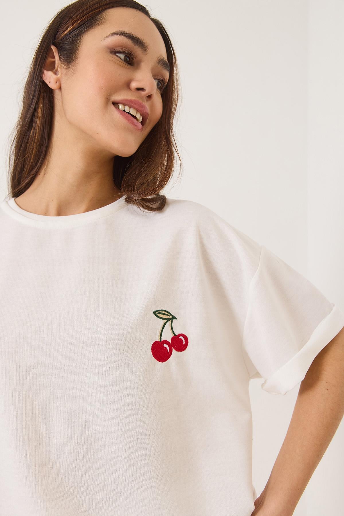 Kiraz Nakış İşlemeli Bisiklet Yaka Kısa Kollu Oversize T-Shirt 4011 60283152 - Beyaz