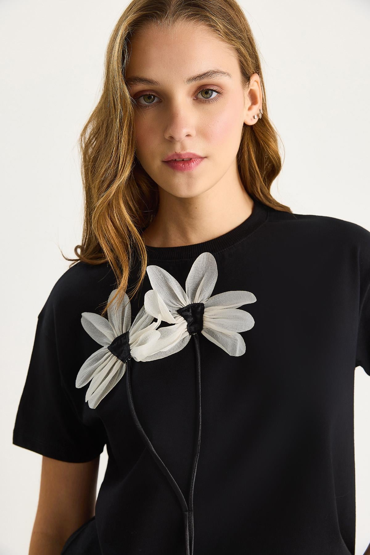 Papatya Aksesuarlı Kısa Kollu Pamuklu T-Shirt 60602039 - Siyah
