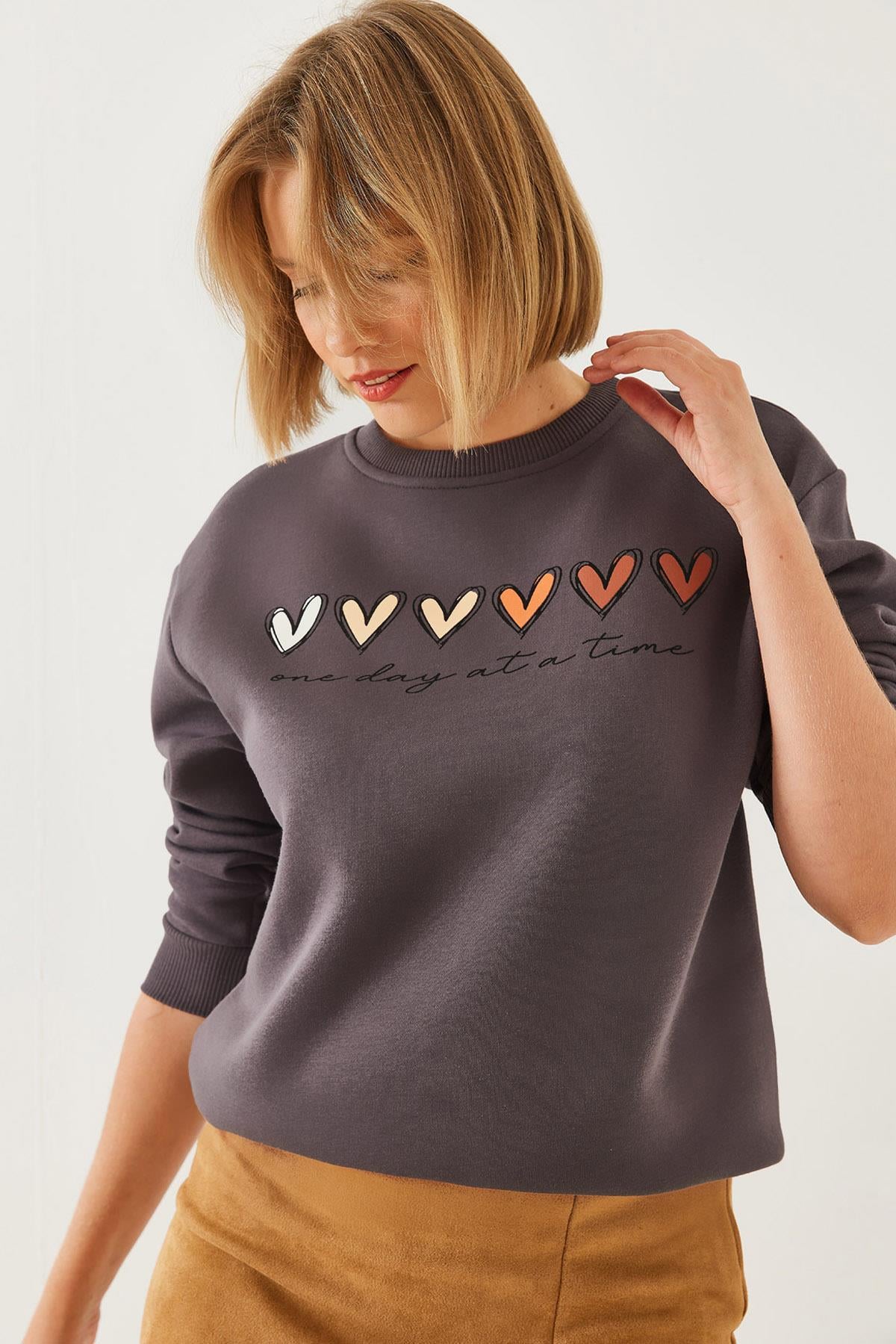 Üç İplik Şardonlu Renkli Kalp Baskılı Sweatshirt MBHS007 60601007 - Füme
