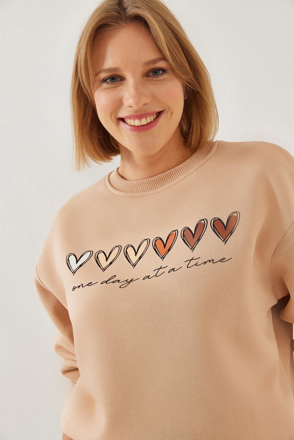Üç İplik Şardonlu Renkli Kalp Baskılı Sweatshirt MBHS007 60601007 - Bisküvi