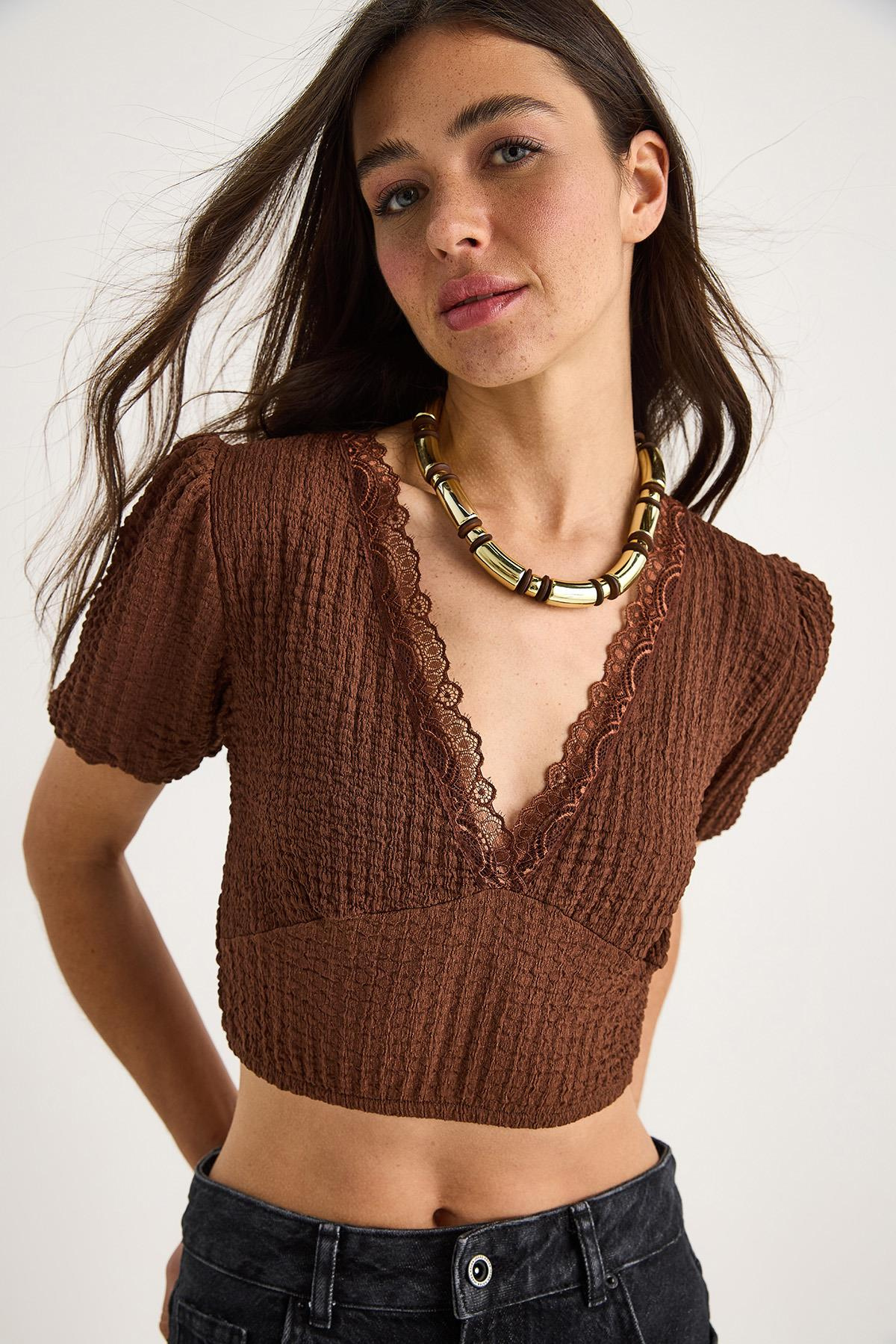 V Yaka Fisto Detaylı Bürümcük Kısa Kollu Crop Bluz 2231 60284051 - Kahverengi