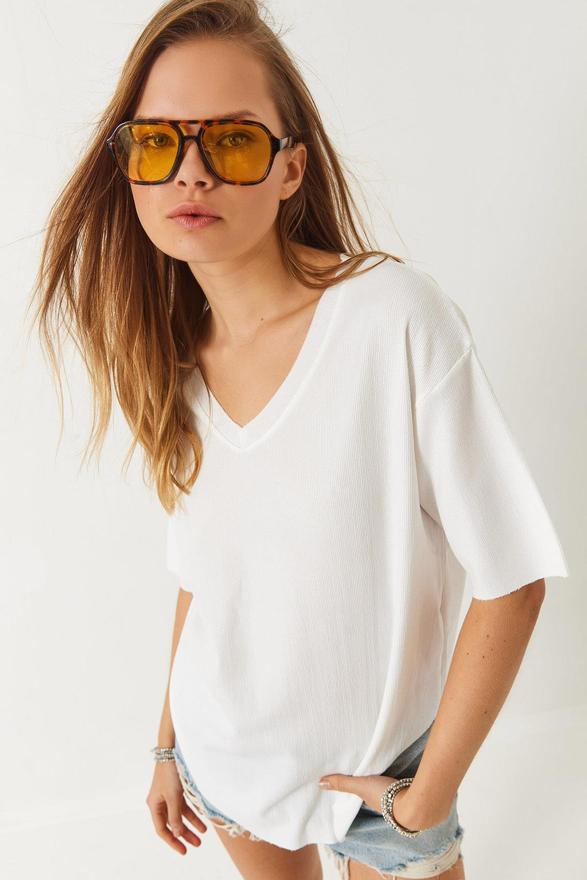 V Yaka Oval Kesim Bürümcük Basic T-Shirt 60261484 - Ekru