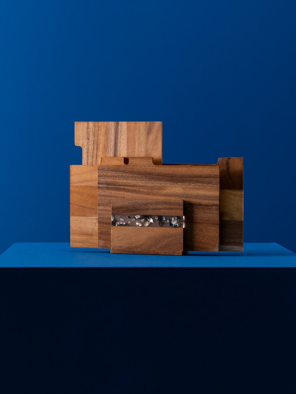 5 Parça Ceviz Kesme Tahtası Seti (30x25 cm) | Artdeconcept Artdeconcept 5 Parça Ceviz Ağacı Kesme Tahtası Seti - Epoksi Standlı