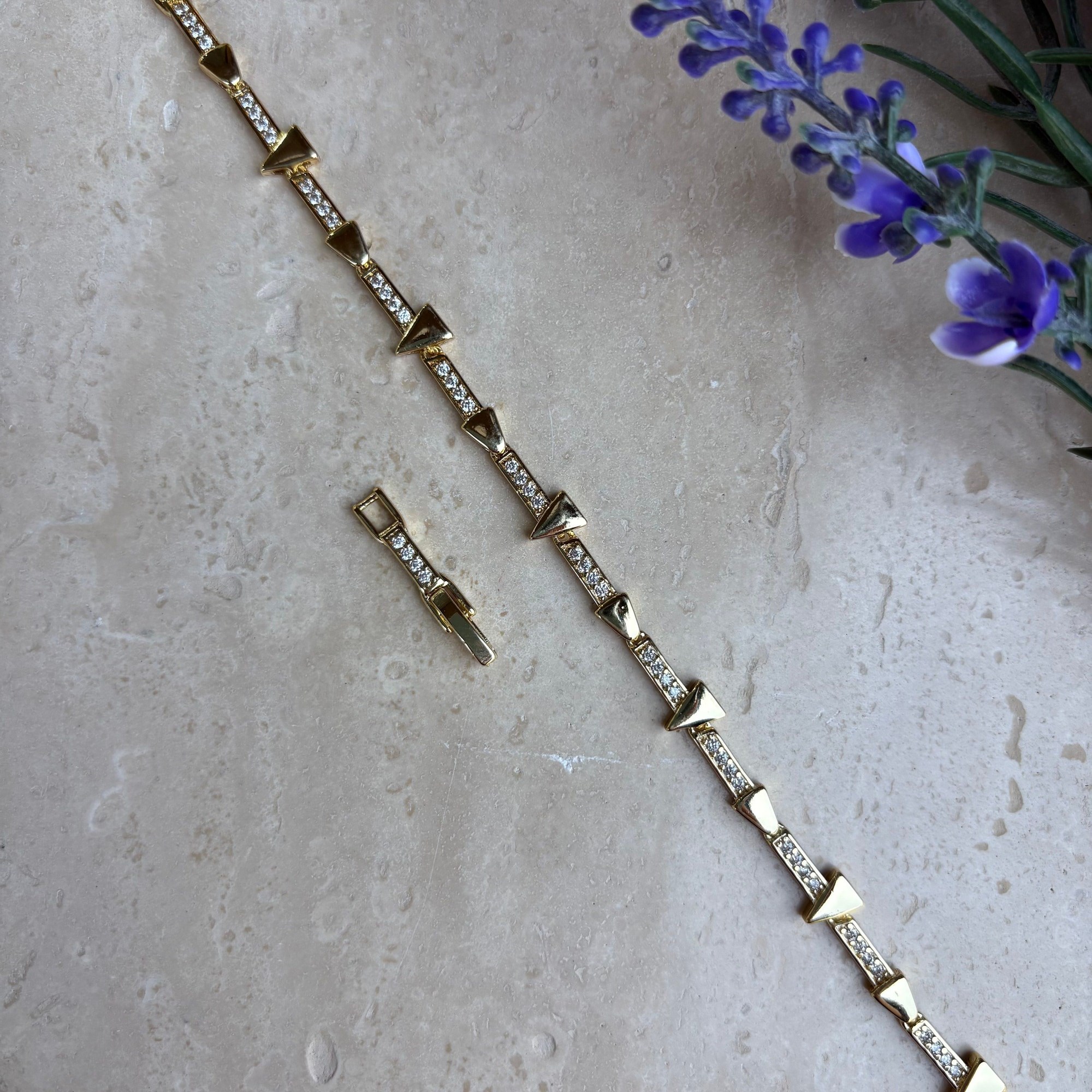 14K Altın Kaplama Üçgen Detaylı Taşlı Bileklik (17+2 cm)