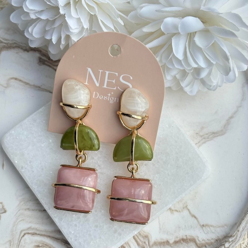 Altın Detaylı Pembe Yeşil Taşlı Sallantılı Küpe