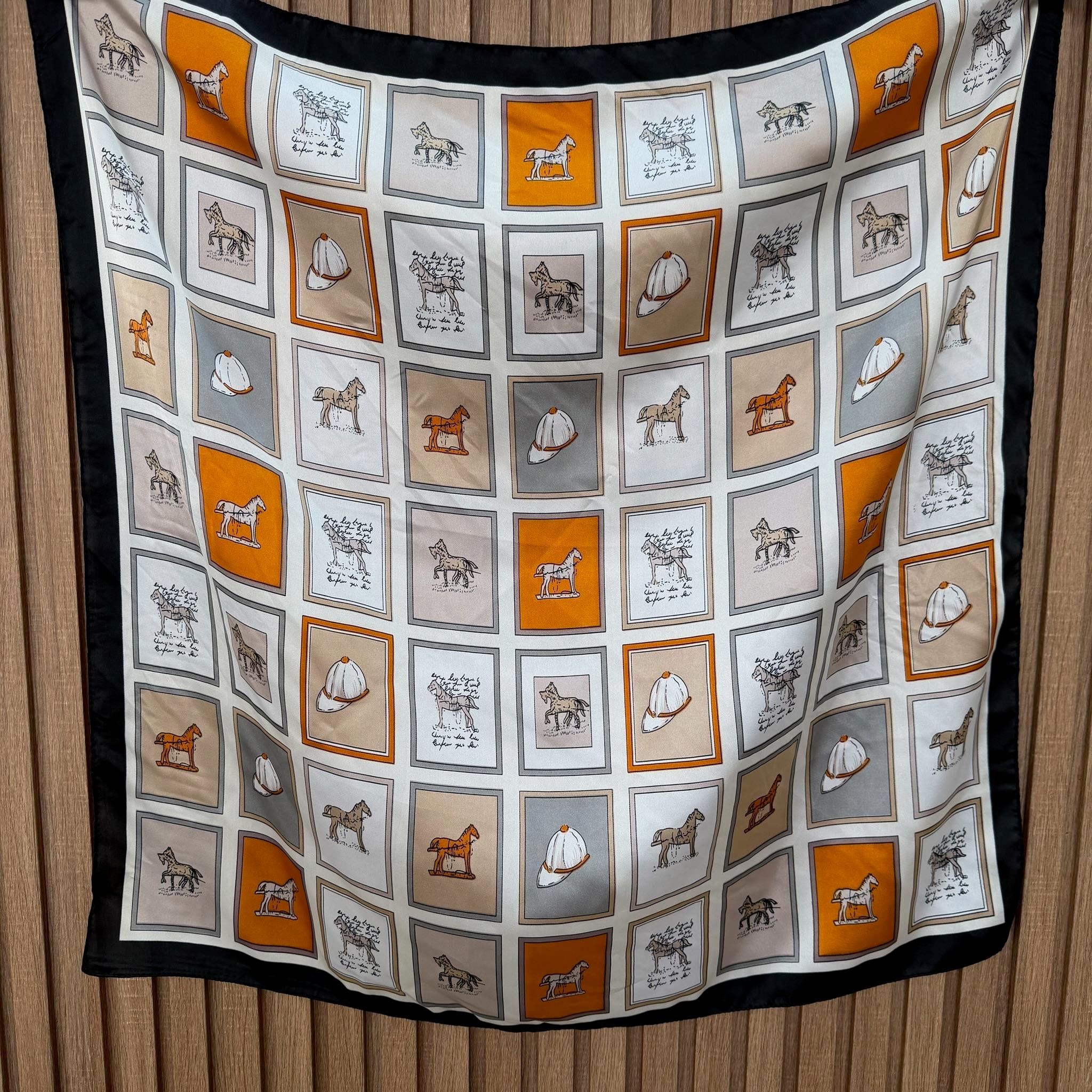 Çerçeve At Çizimli Fular (70x70)