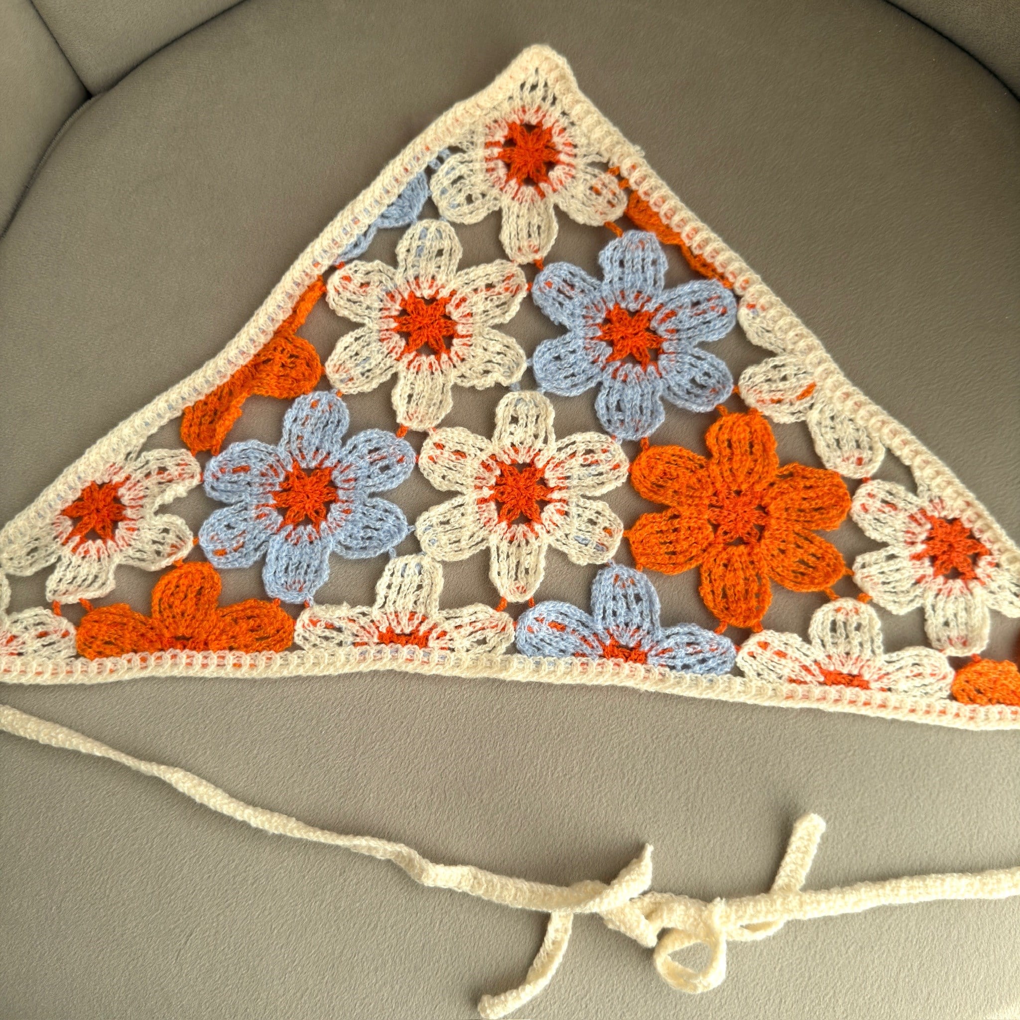 Çiçek Figürlü Örgü Bandana