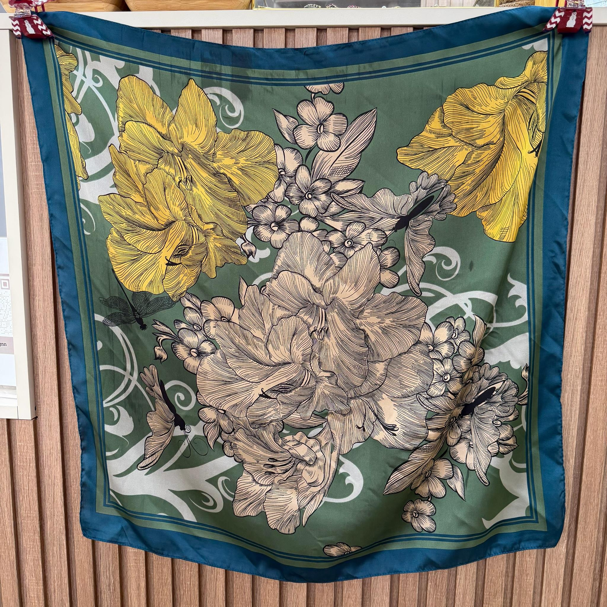 Çiçekli Yeşil Fular (70x70)