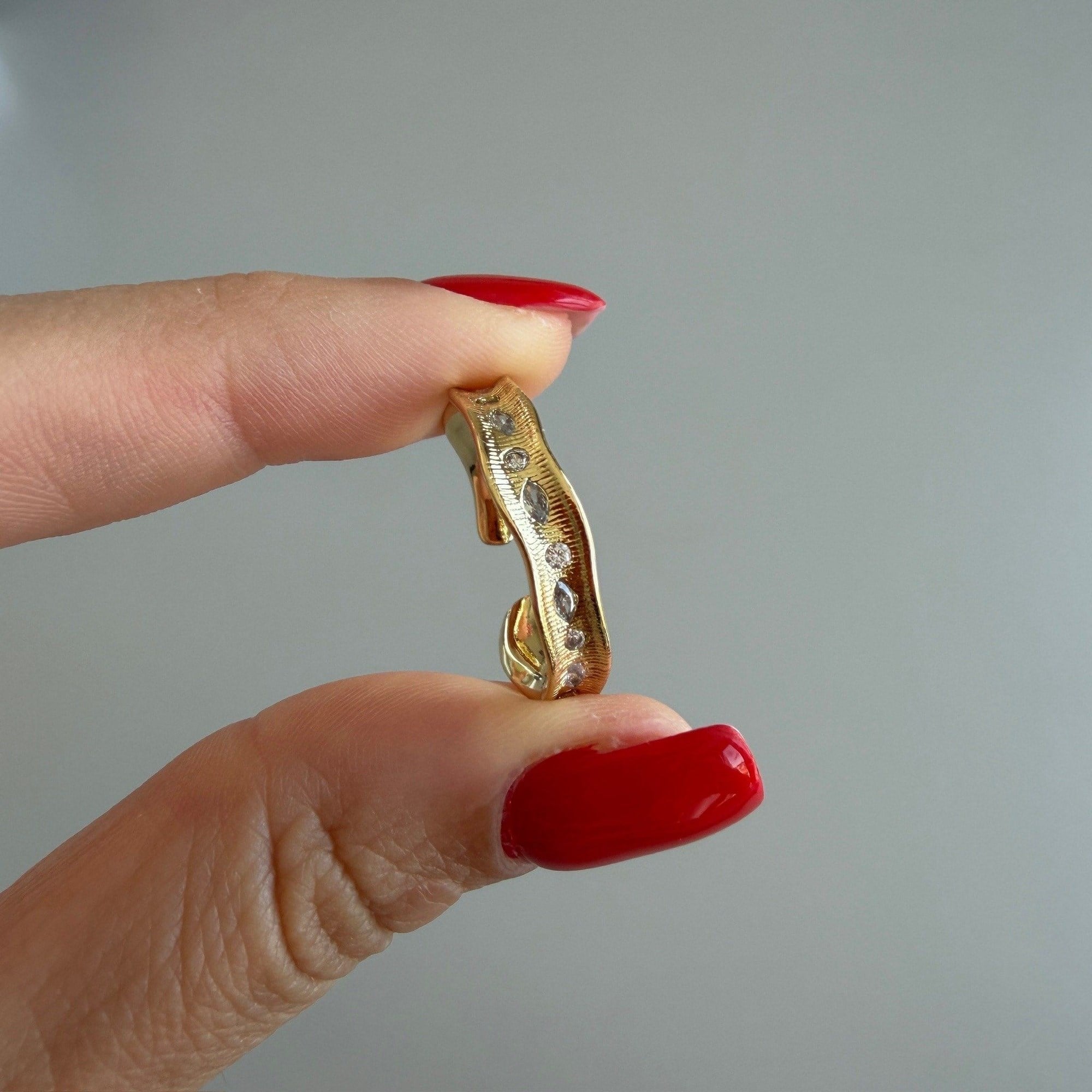 Dalgalı Taşlı Şık Gold Yüzük