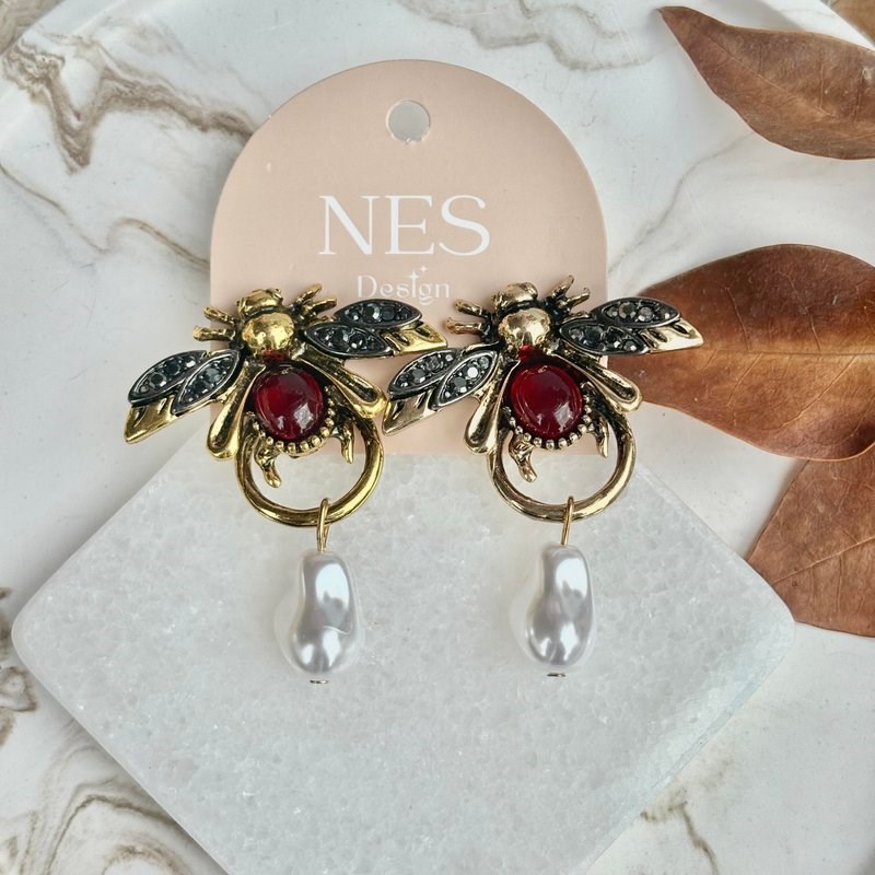 İnci Sallantılı Kırmızı Arı Küpe