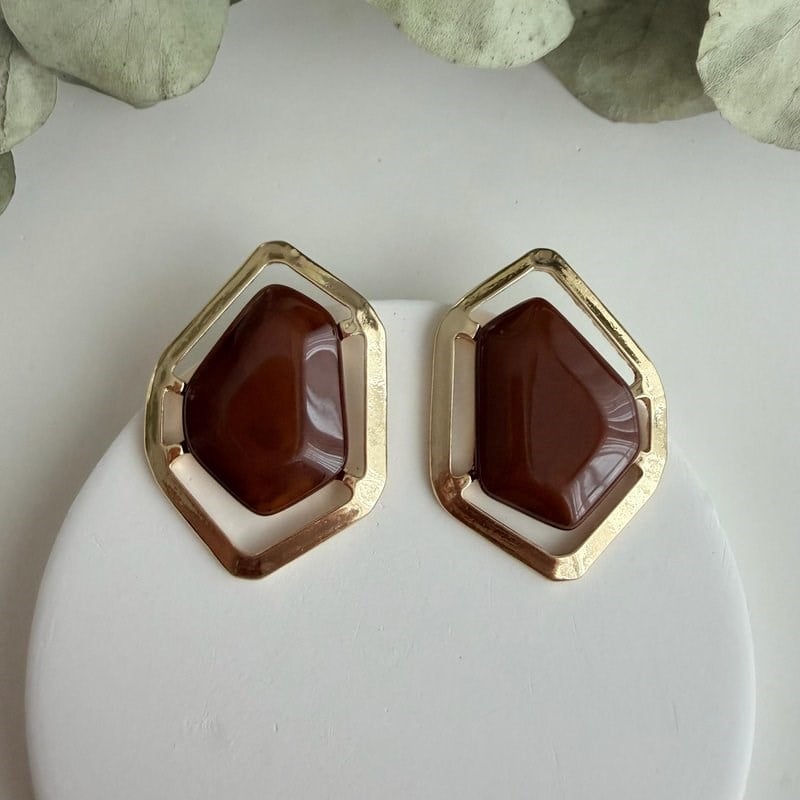 Kahve Taşlı Gold Altıgen Çerçeveli Küpe