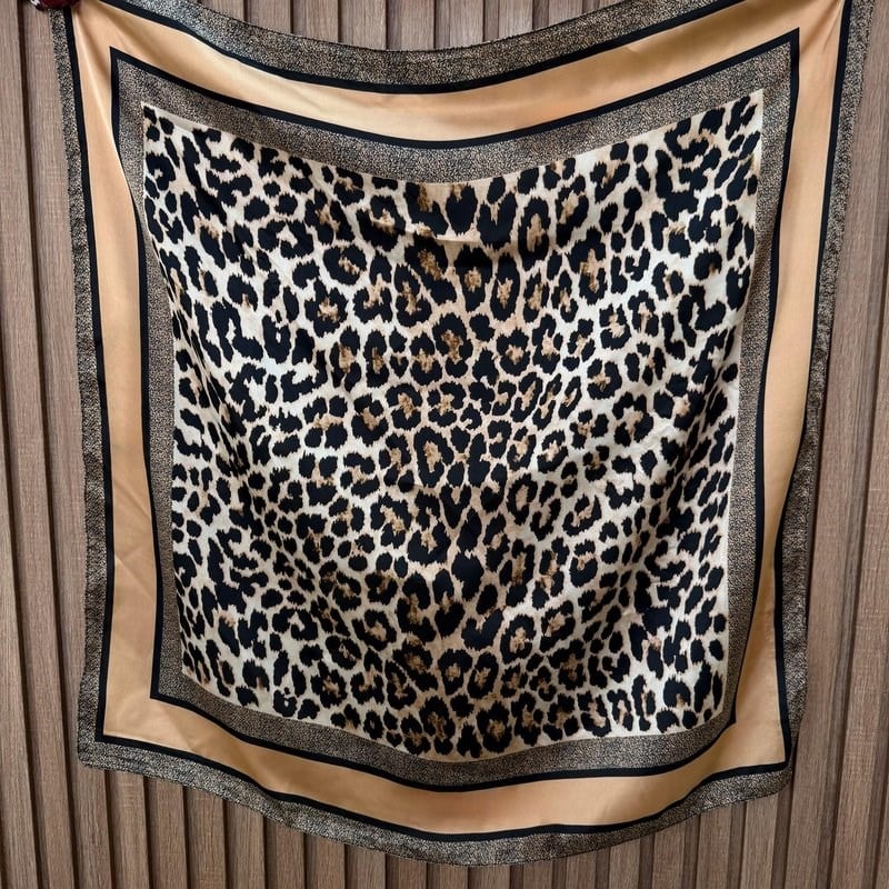 Kenarları Desenli Krem Leopar Desen Fular (70x70)