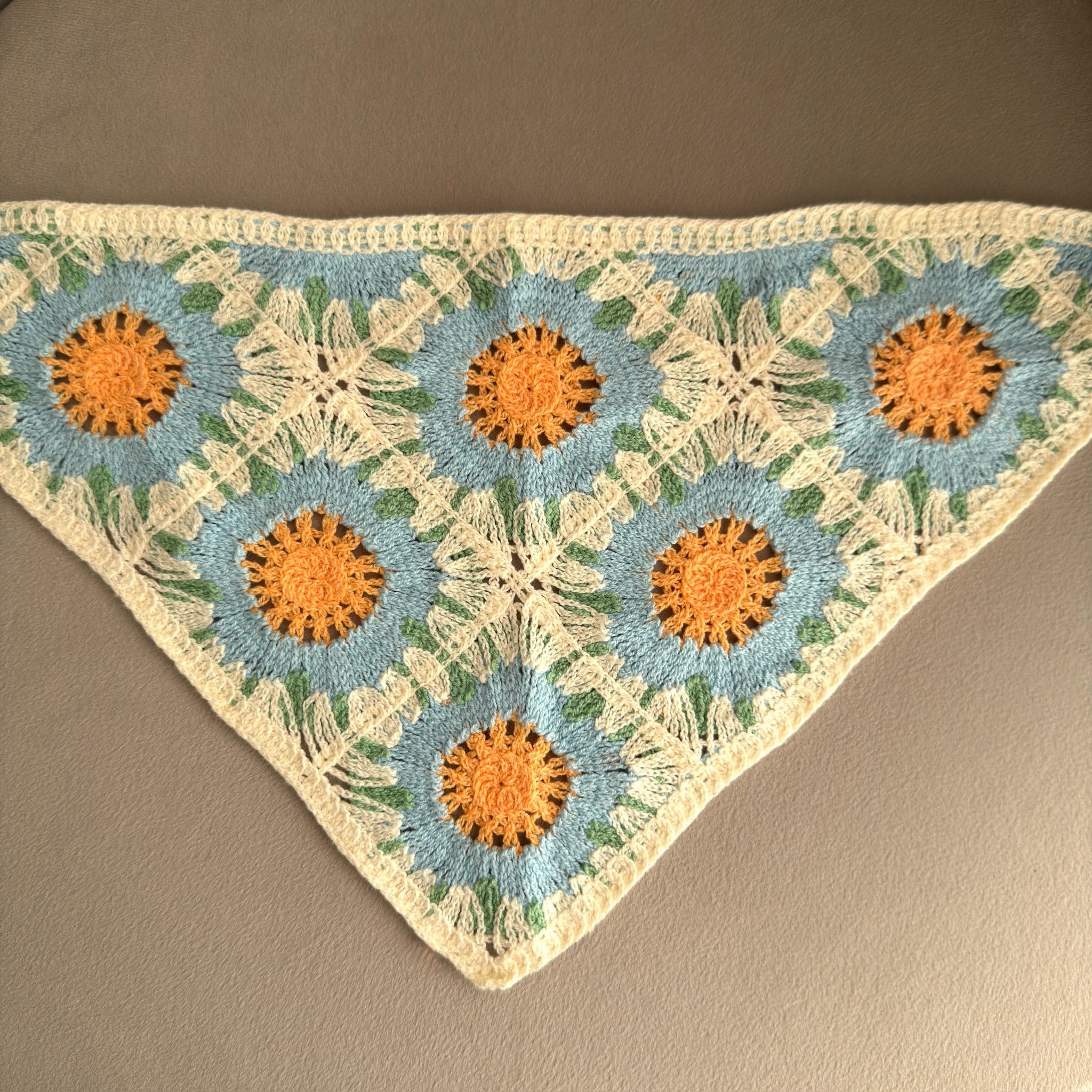 Mavi Çiçek Figür Örgü Bandana 