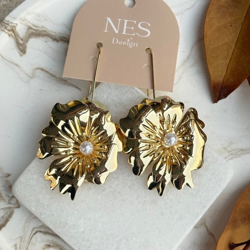 Ortası İncili Parlak Gold Sallantılı Çiçek Küpe