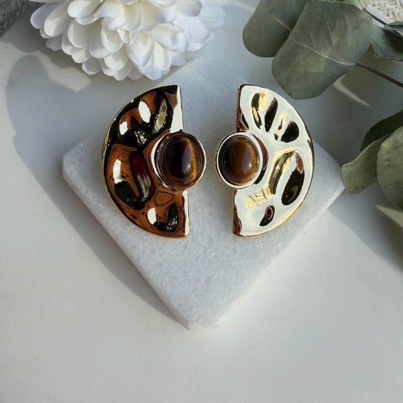 Parlak Kahve Taşlı Gold Dokulu Küpe