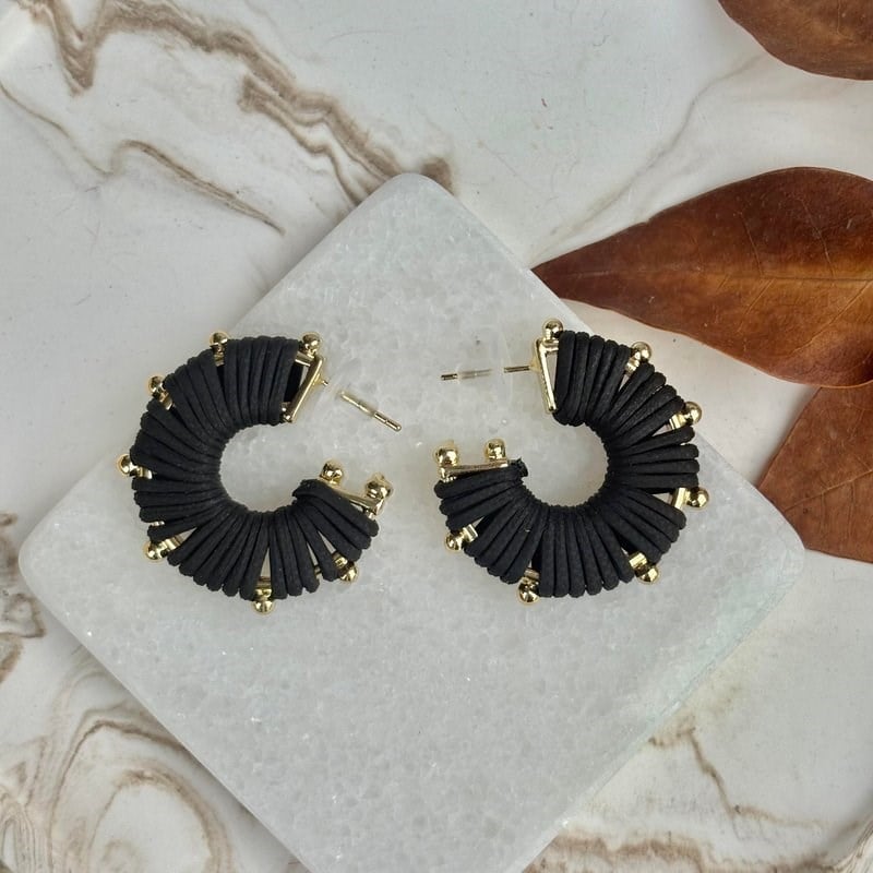 Siyah İpli Gold Detaylı C küpe
