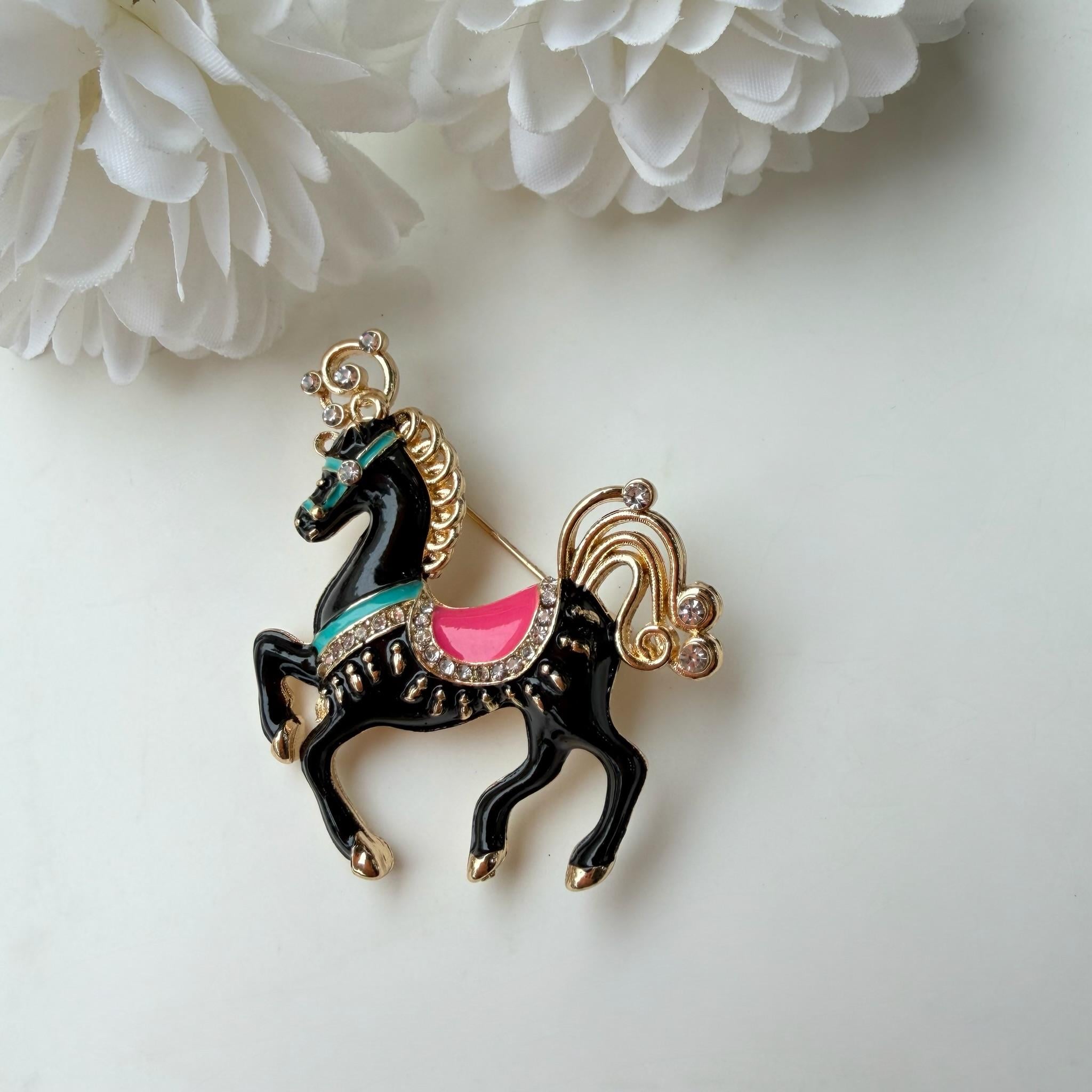 Siyah Pony Broş