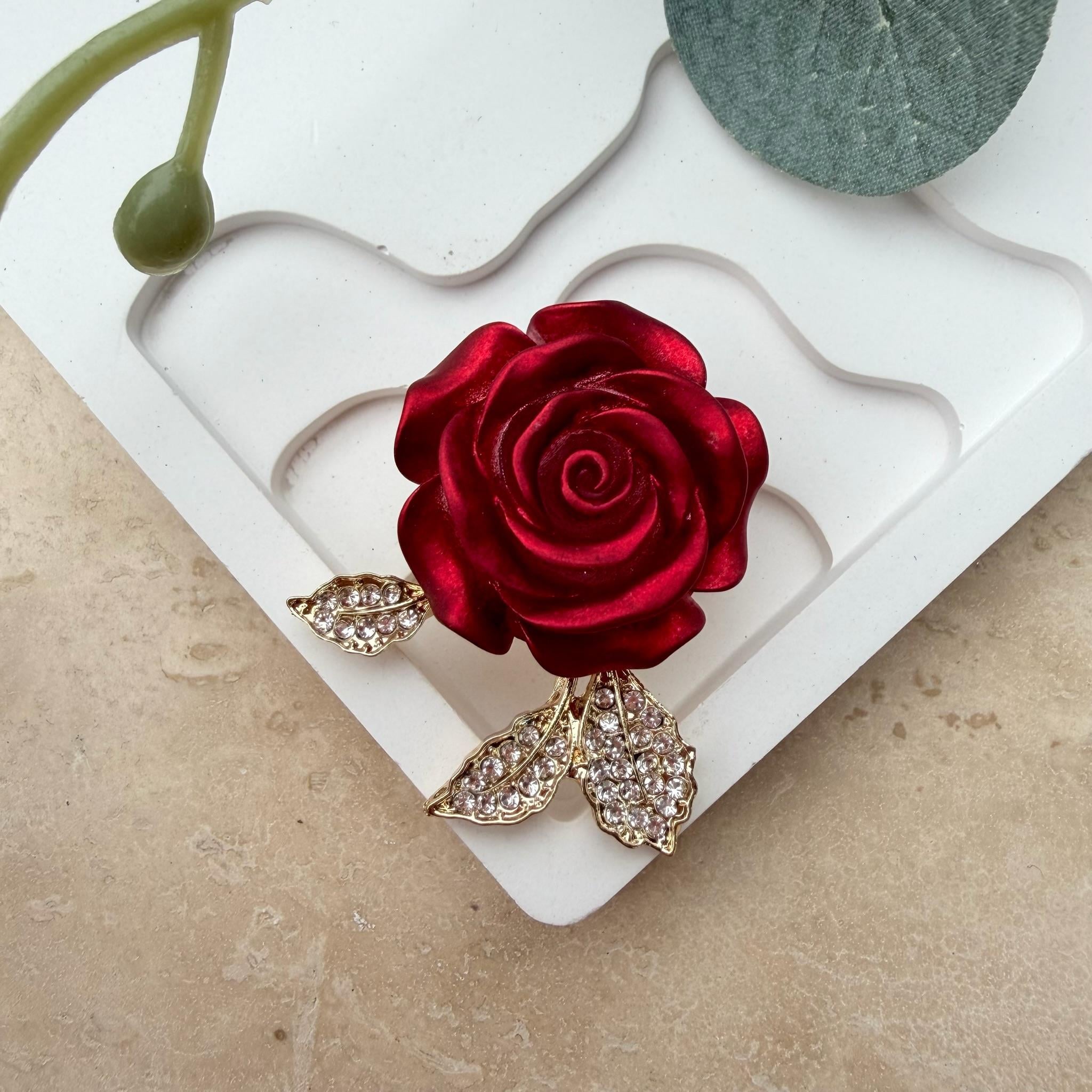 Taşlı Yapraklı Kırmızı Gül Broş