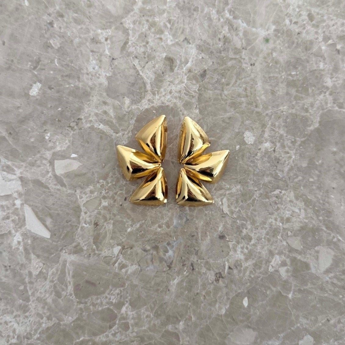 Üçgenli Gold Küpe