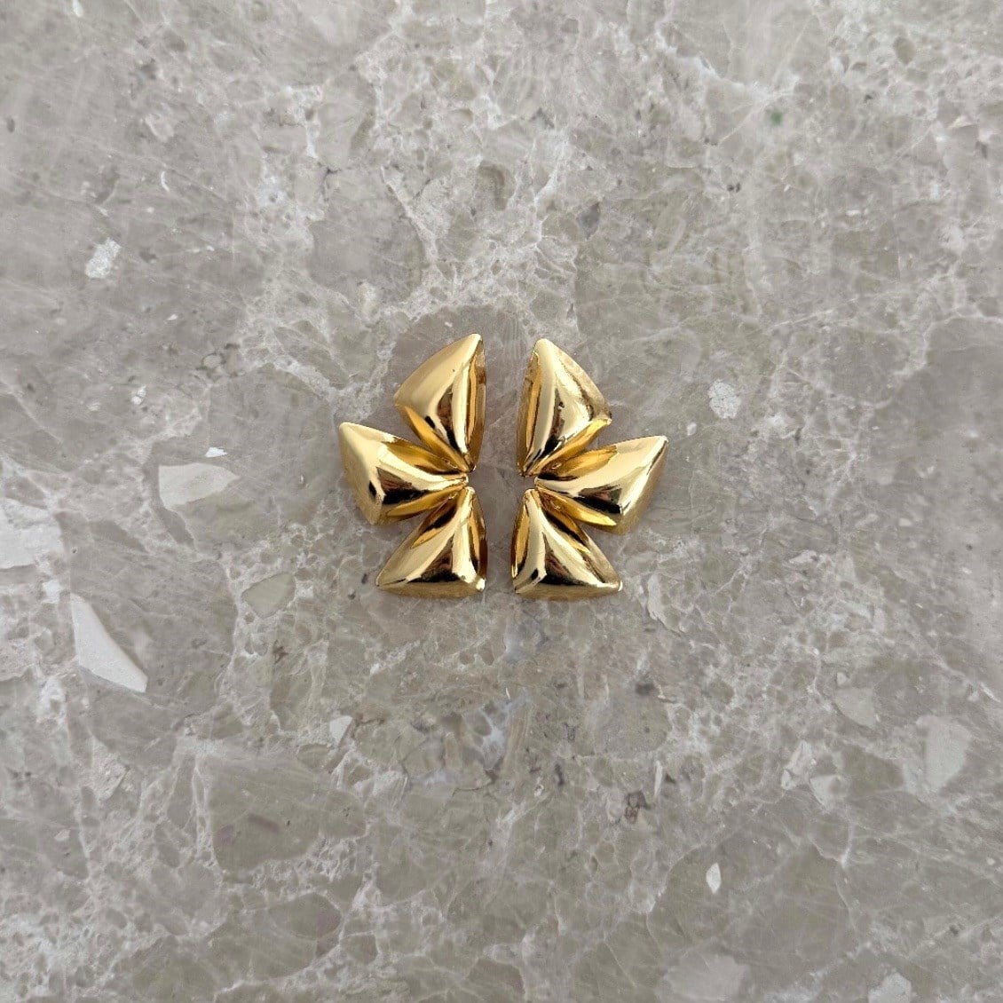 Üçgenli Gold Küpe 
