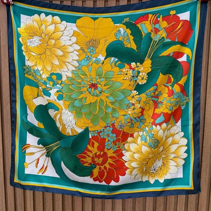 Yeşil Kırmızı Çiçek Desen Fular (70x70)