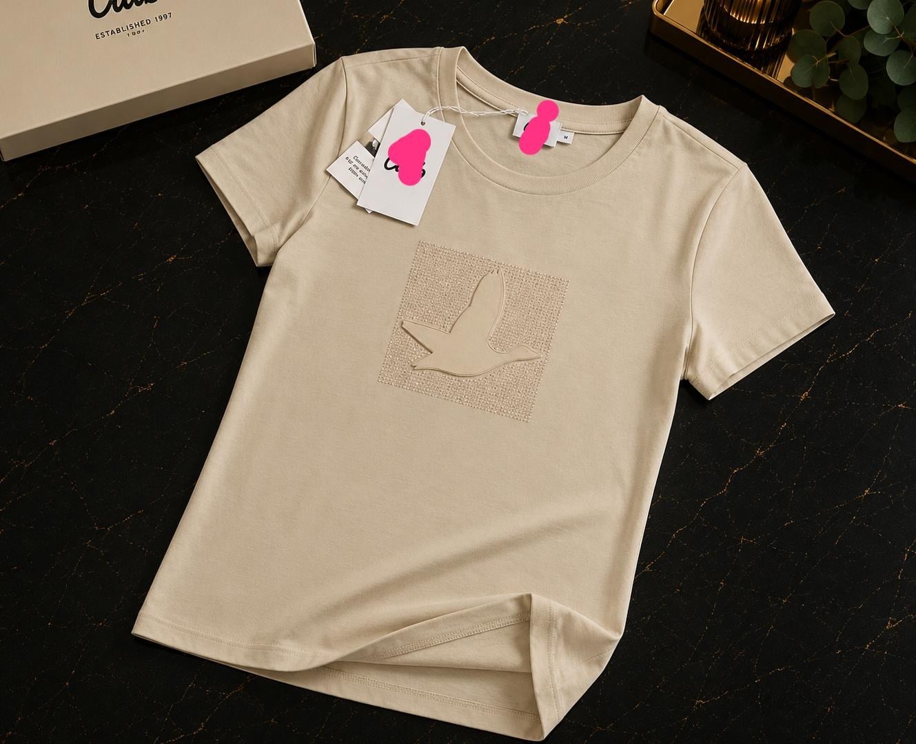 BYMN BEJ KABARTMALI DESEN VE TAŞ DETAYLI KADIN TSHIRT 