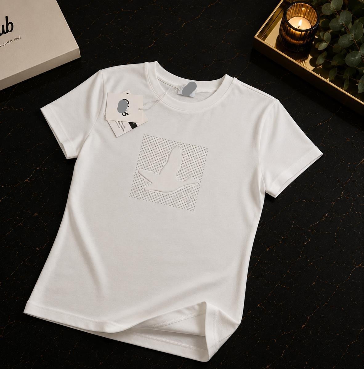 BYMN BEYAZ KABARTMALI DESEN VE TAŞ DETAYLI KADIN TSHIRT 