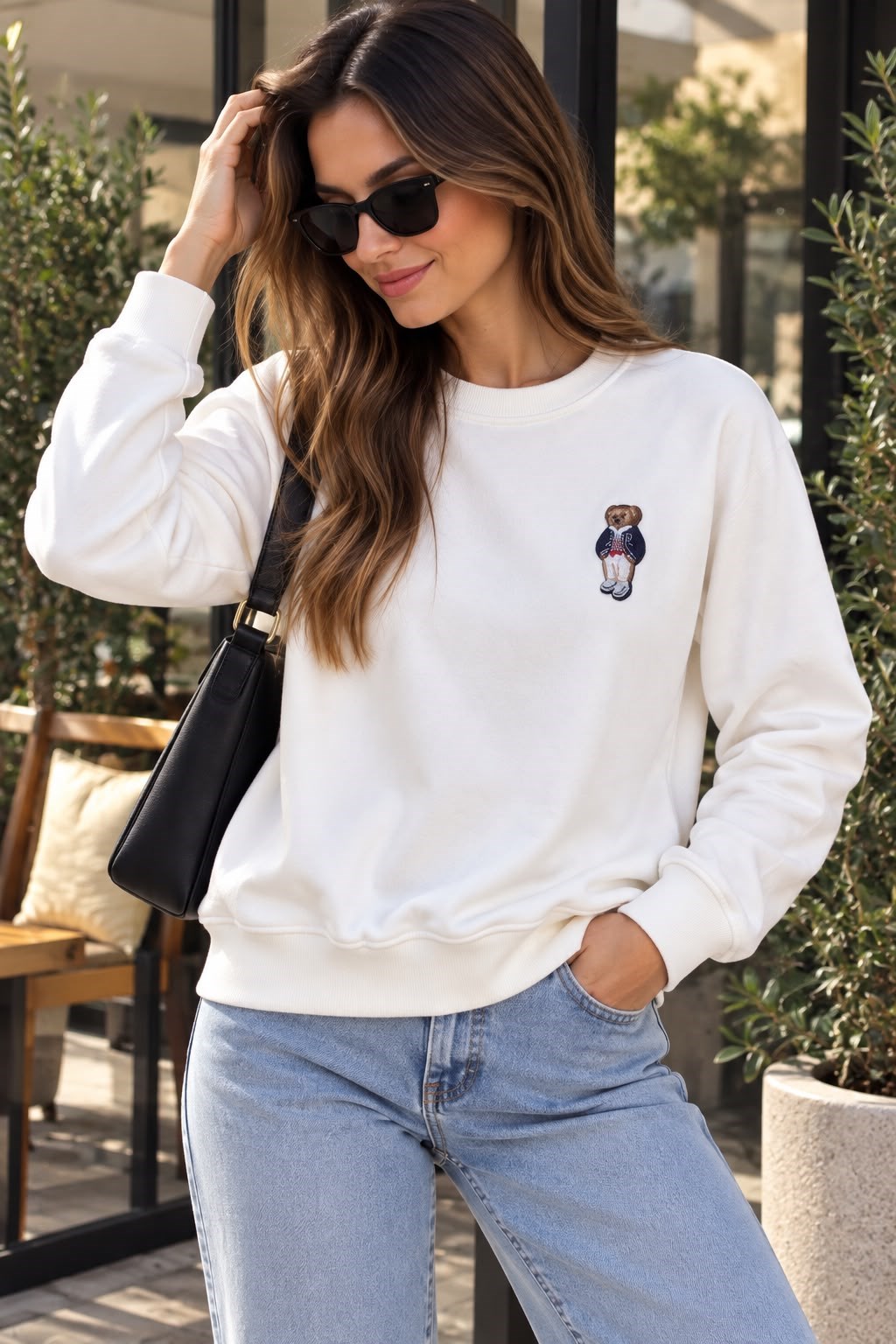 KADIN BEYAZ YUVARLAK YAKA KADİFE DETAYLI SWEATSHIRT