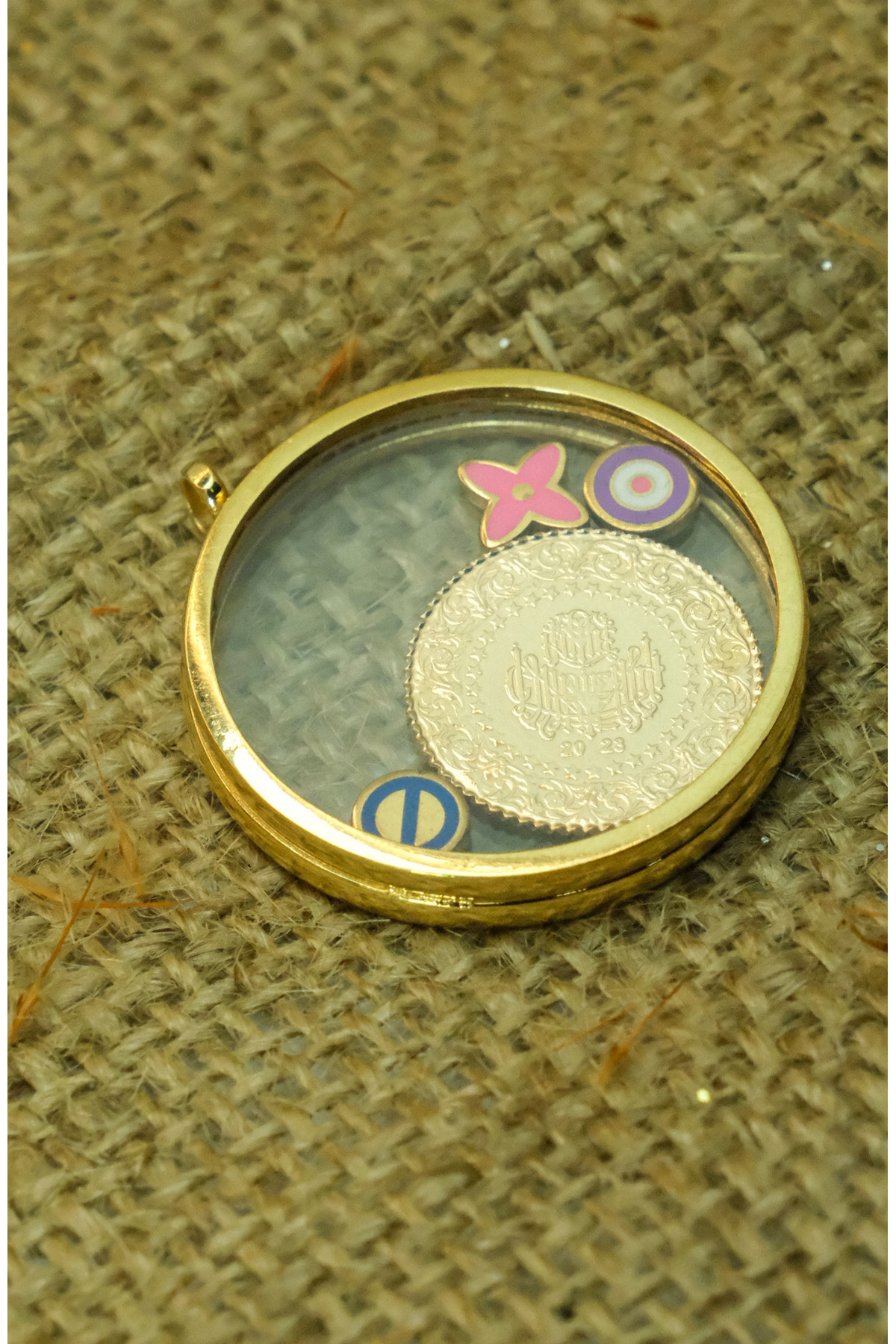 CAM ÇERÇEVELİ ÇEYREK KOLYE UCU 22 AYAR A069194