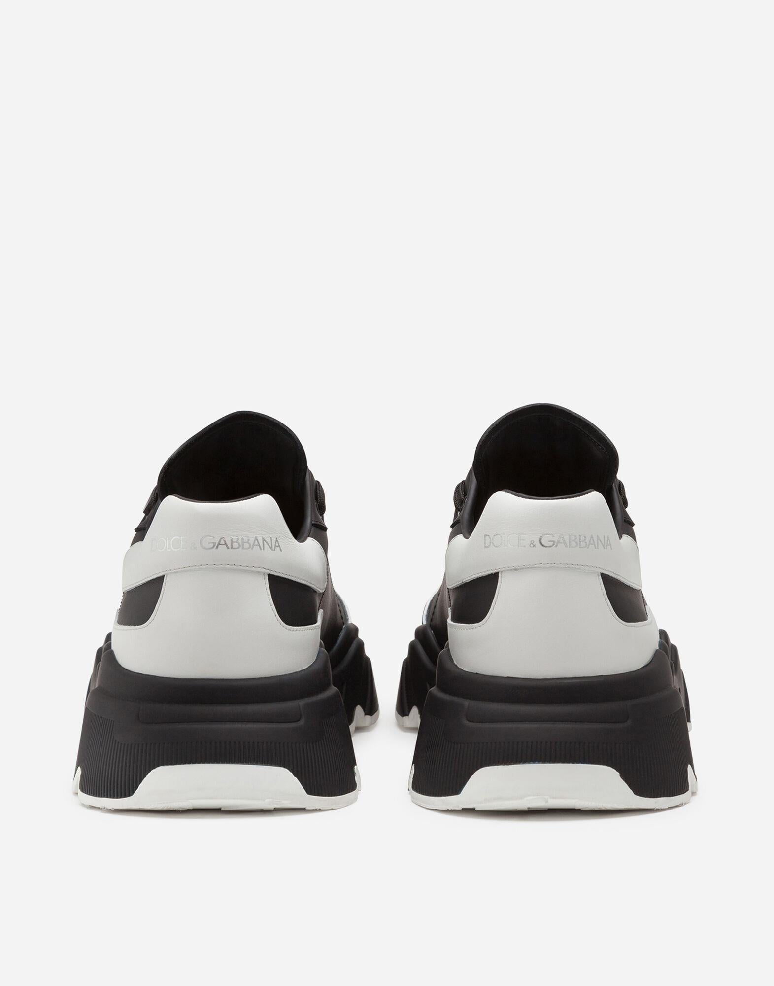  BLACK WHITE