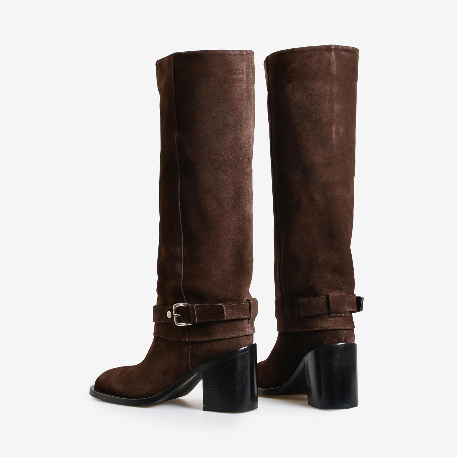 Kahve Süet Kemer Detaylı Kadın Çizme
