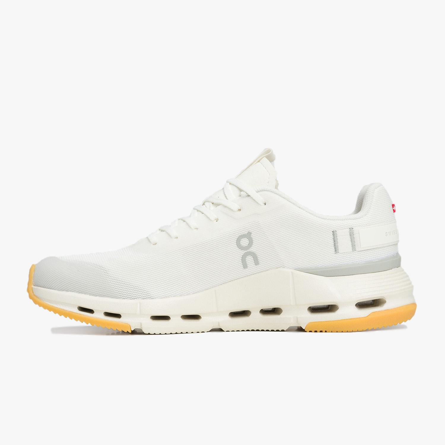 On Running Cloudnova Form 2 Beyaz Kadın Koşu Ayakkabısı