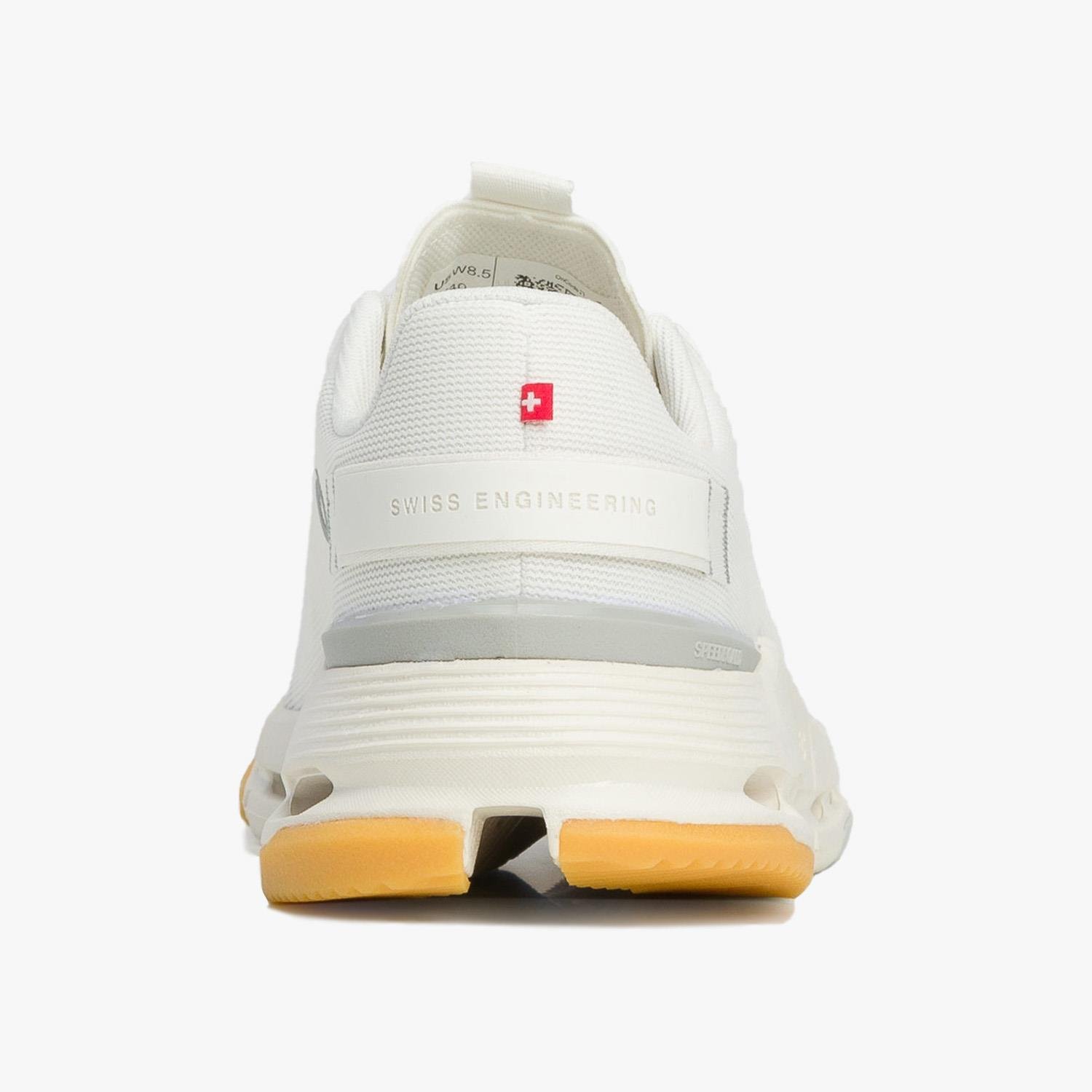 On Running Cloudnova Form 2 Beyaz Kadın Koşu Ayakkabısı